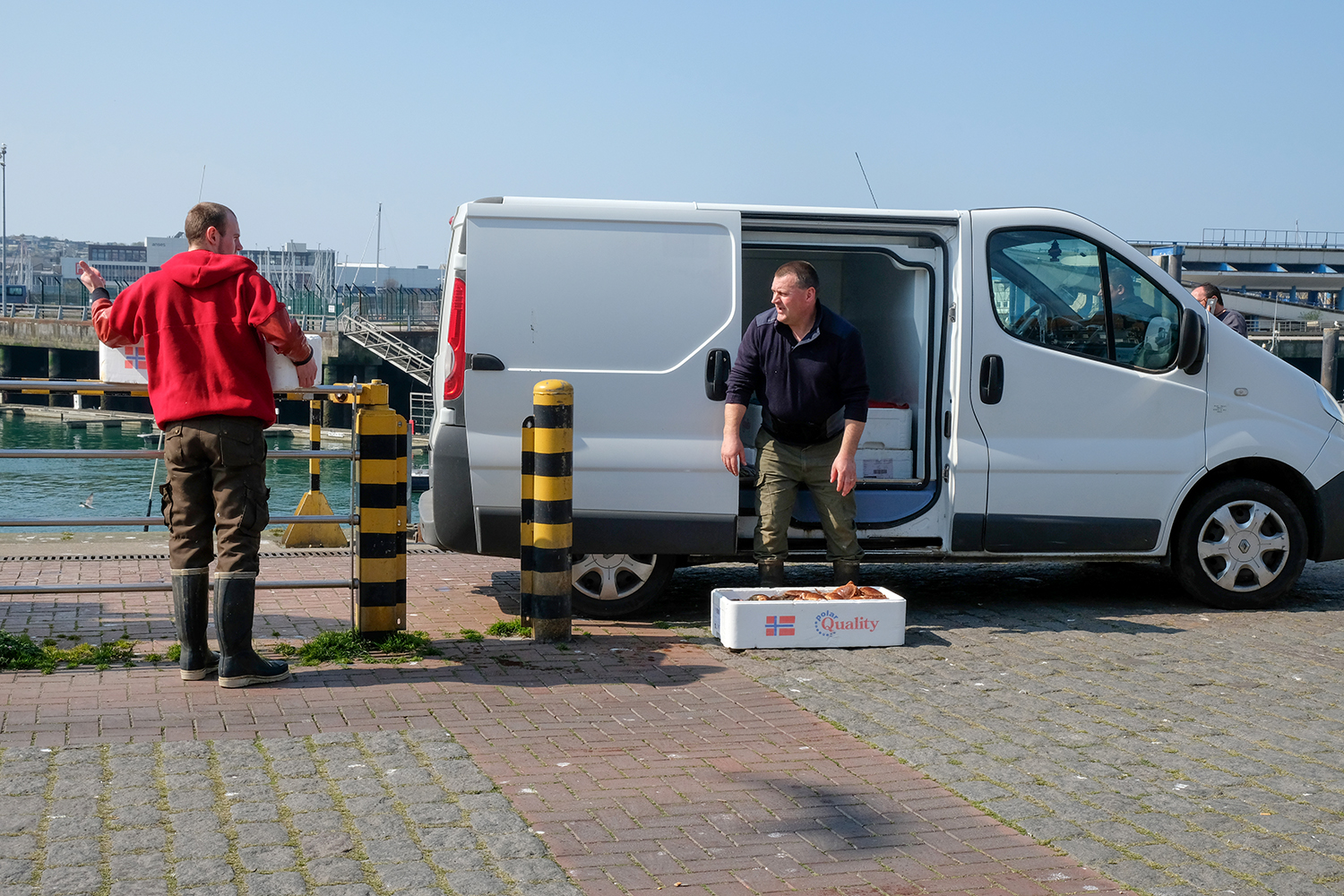 Et ensuite les charger dans les camions pour aller les distribuer. 