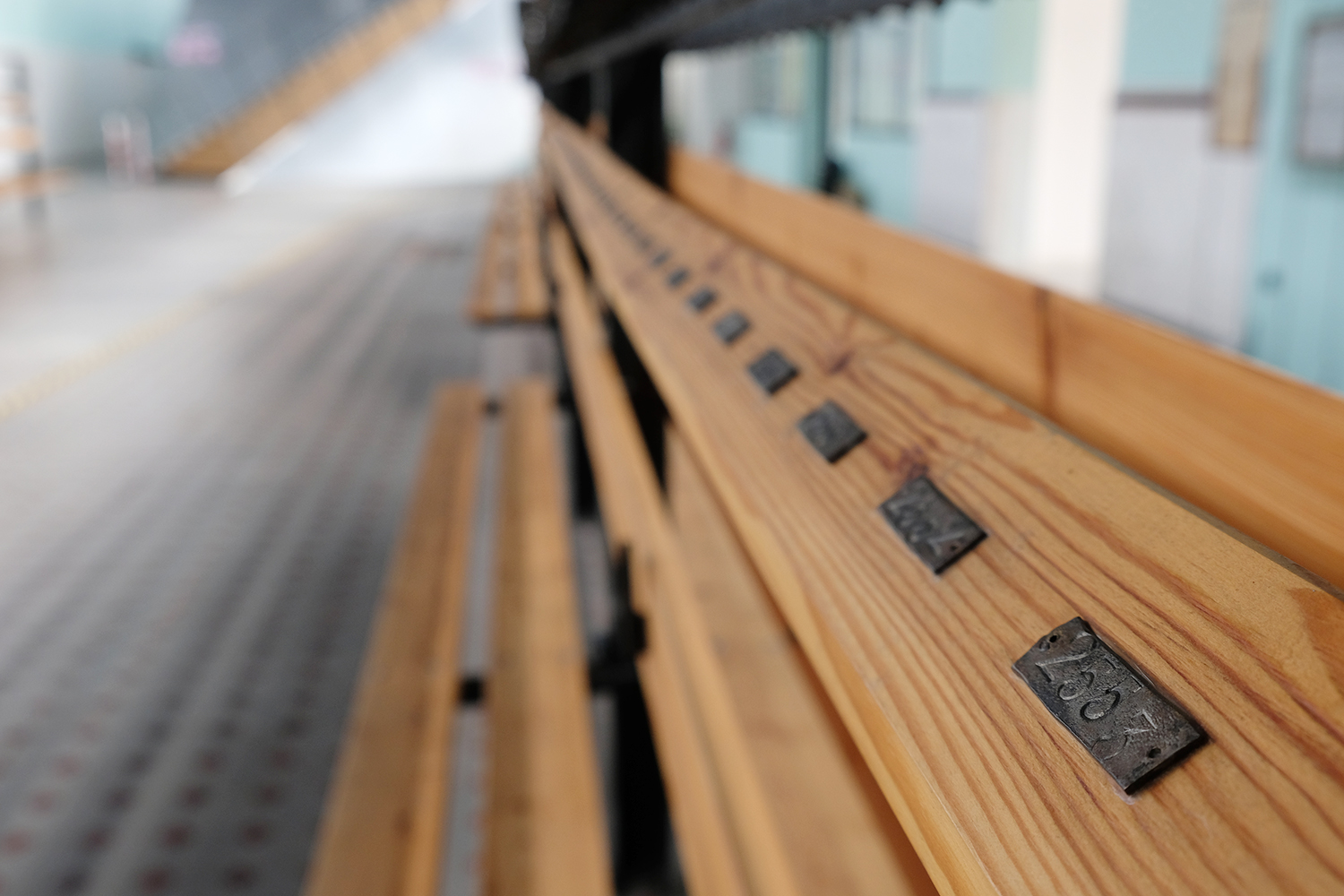 Les vestiaires où se changeaient les mineurs étaient rudimentaires : une plaque avec un numéro par ouvrier, un crochet où suspendre ses vêtements et un savon. 