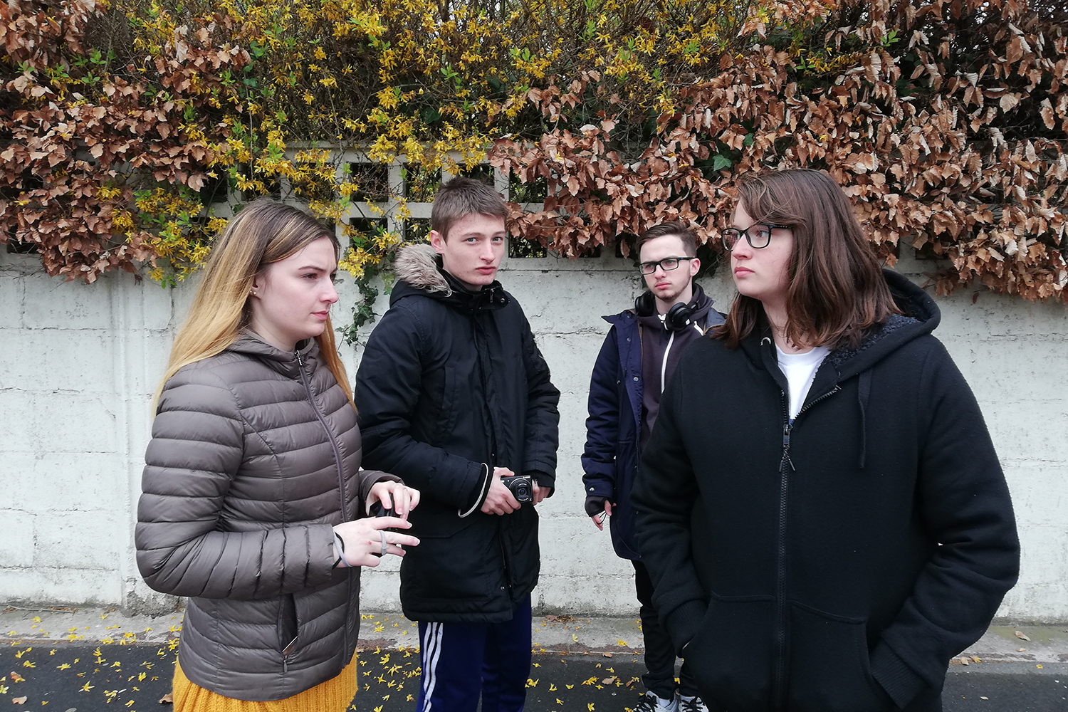 Sur le chemin entre deux maisons, nous réflechissons. Nous photographions la ville et nous apprenons à la regarder autrement. 