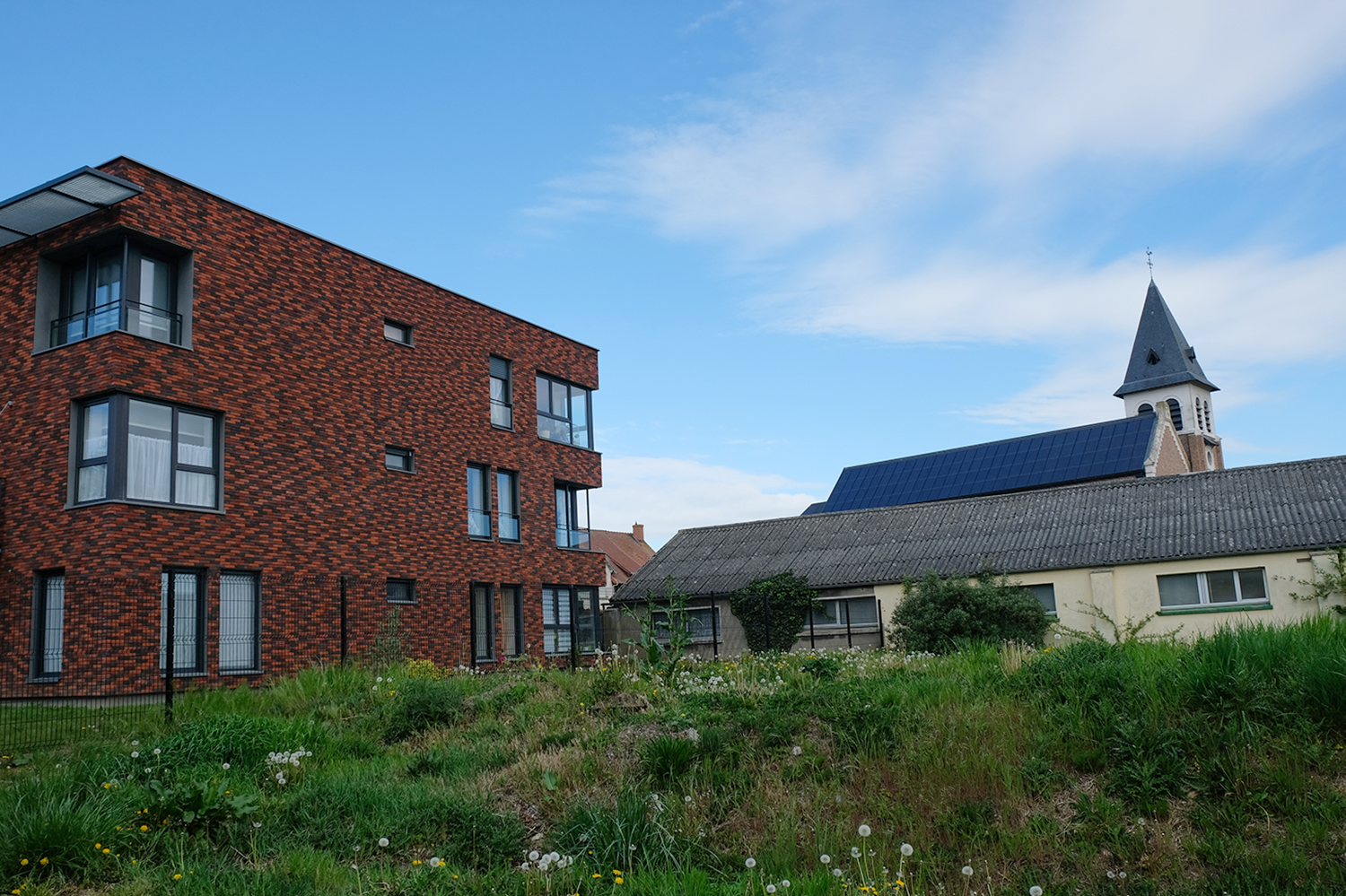 Derrière la bâtiment, l’église a désormais une toiture entièrement recouverte de panneaux solaires. L’aménagement a été inauguré en 2013. 