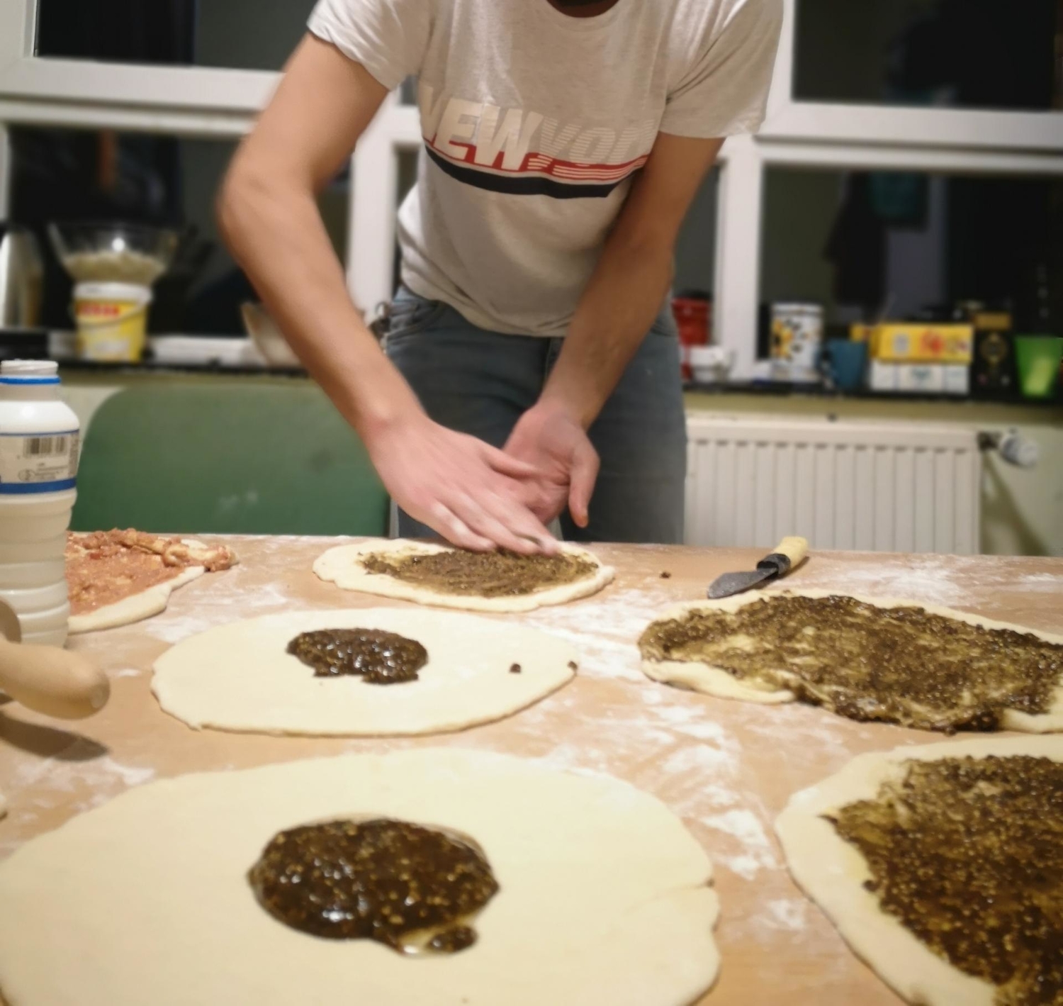 Majdi s’est également découvert une passion pour la cuisine. Ici, il prépare un plat traditionnel palestinien / crédit photo : Majdi