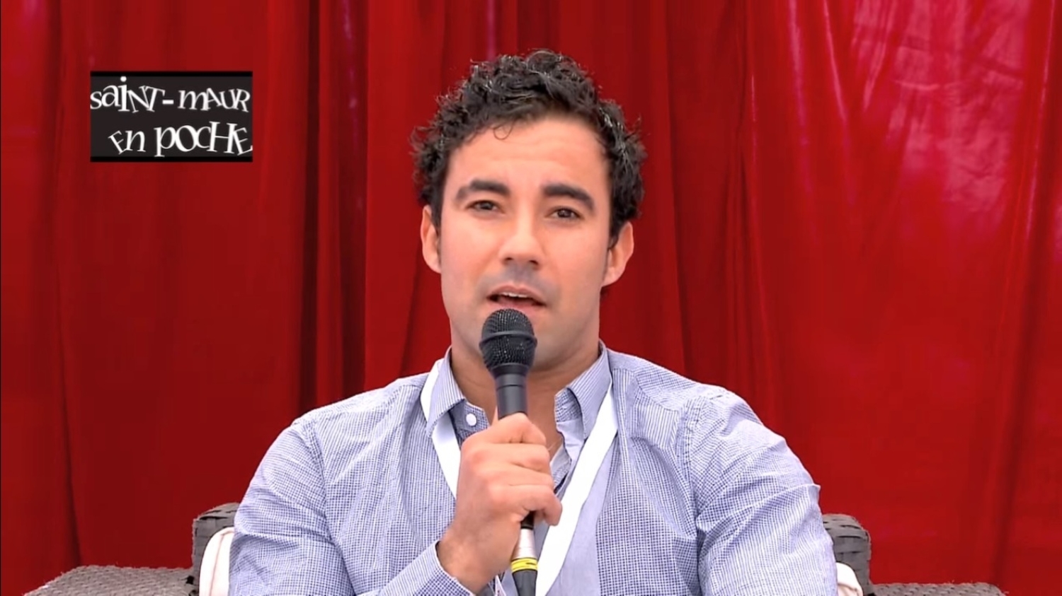 Yamen Manaï en 2011 au Salon international du livre au format de poche de Saint-Maur-des-Fossés dans le sud-est de la banlieue parisienne. (Crédit photo : Youtube / Griffenoiretv Gérard Collard)