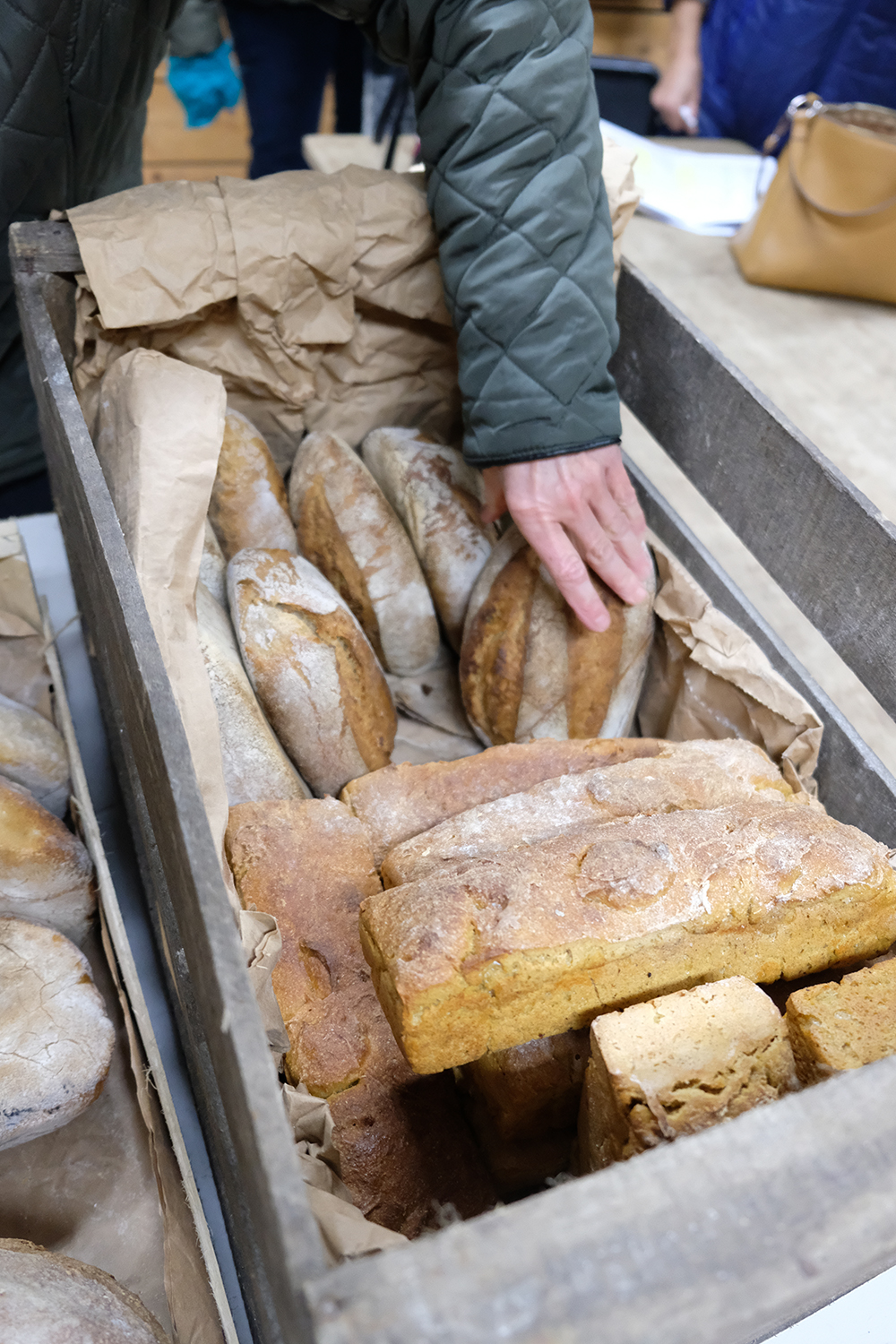 Les « amapiens » peuvent trouver différents produits : fruits, légumes, œufs, pain. ©Igor FRONTY