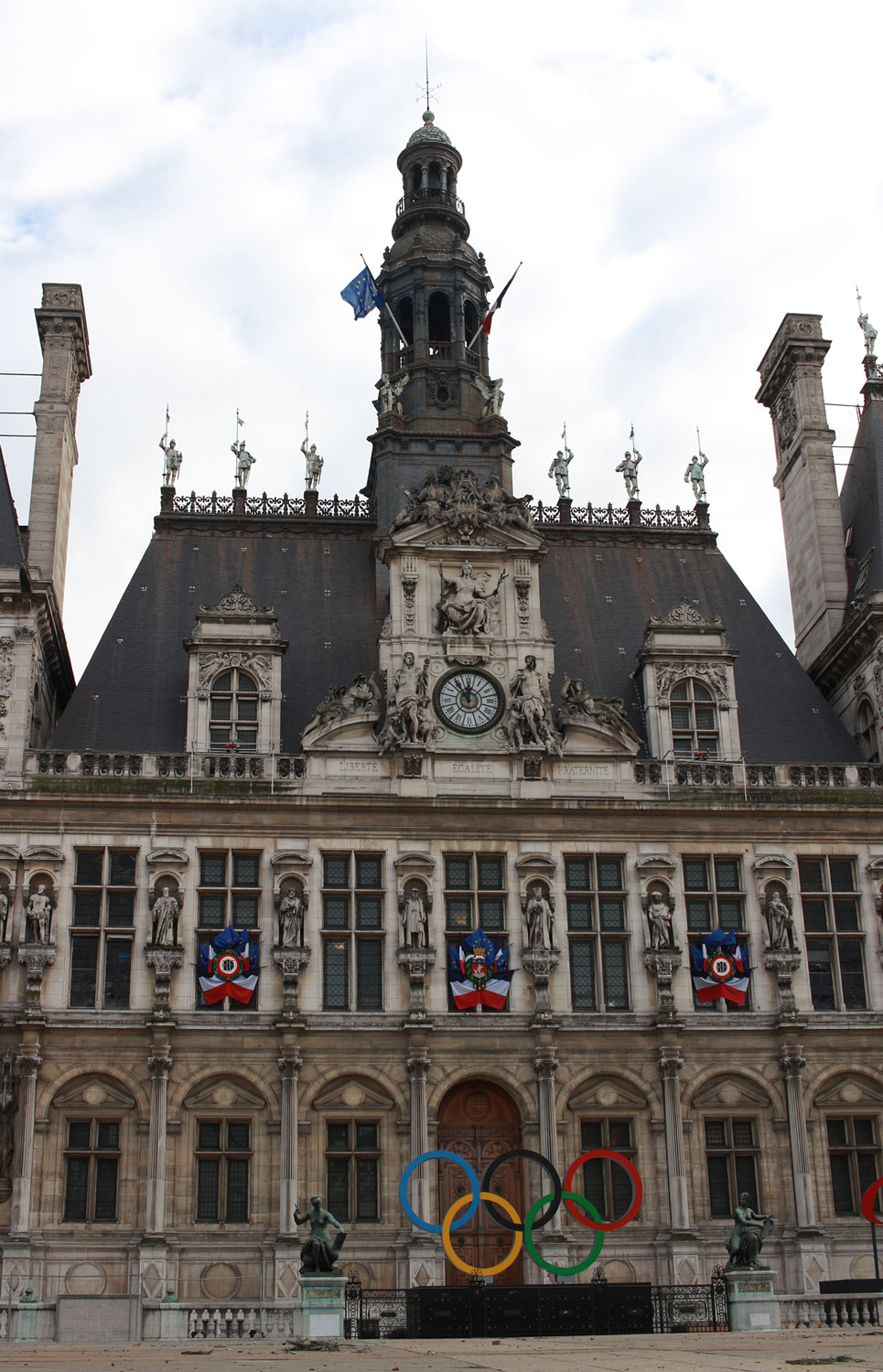 Arrivée devant l’Hôtel de Ville, Chloé prend une rapide photo et fait le tour du bâtiment, où se trouve l’entrée des visiteurs et du personnel © Globe Reporters