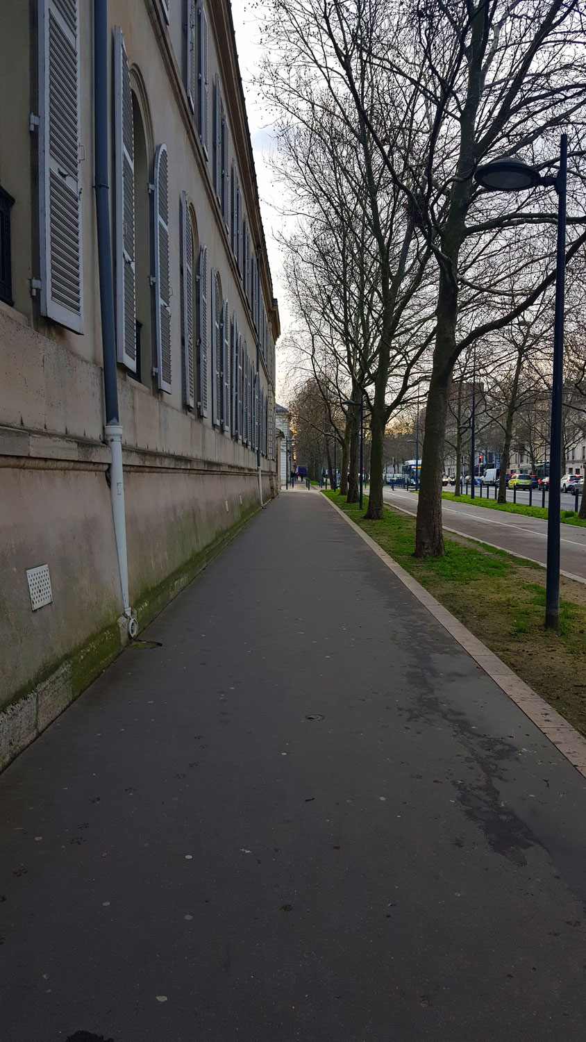 Arrivé au métro, on ne peut pas manquer les bâtiments. Ils s’étalent sur 12 hectares, et sont entourés de hauts murs en pierre © Globe Reporters