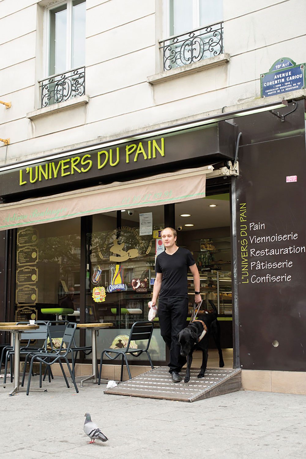 Au café ou à la boulangerie, l’animal qui guide doit non seulement faire attention à l’environnement qui l’entoure, mais aussi aux indications de la personne qu’il guide © ANMCG