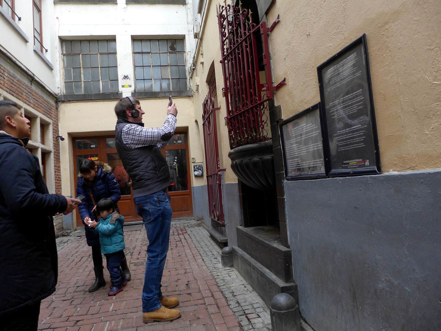 Que se passe-t-il au fond de cette ruelle qui attire l’attention de ce touriste ?