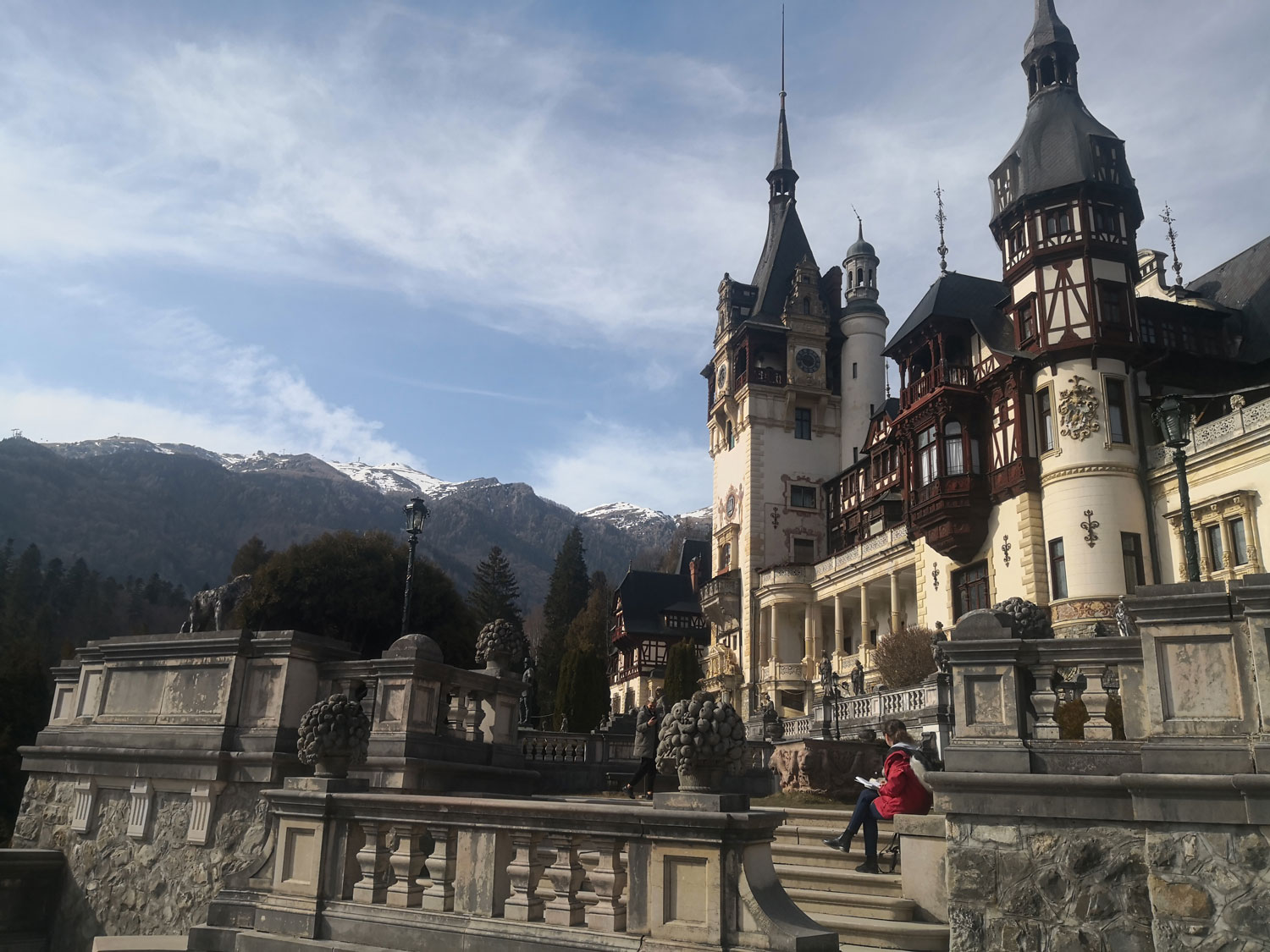 De la cour devant le château la vue est imprenable sur le massif de Bucegi. C’est dans ces montagnes qui dominent le château que se situe le domaine skiable de Sinaia © Globe Reporters