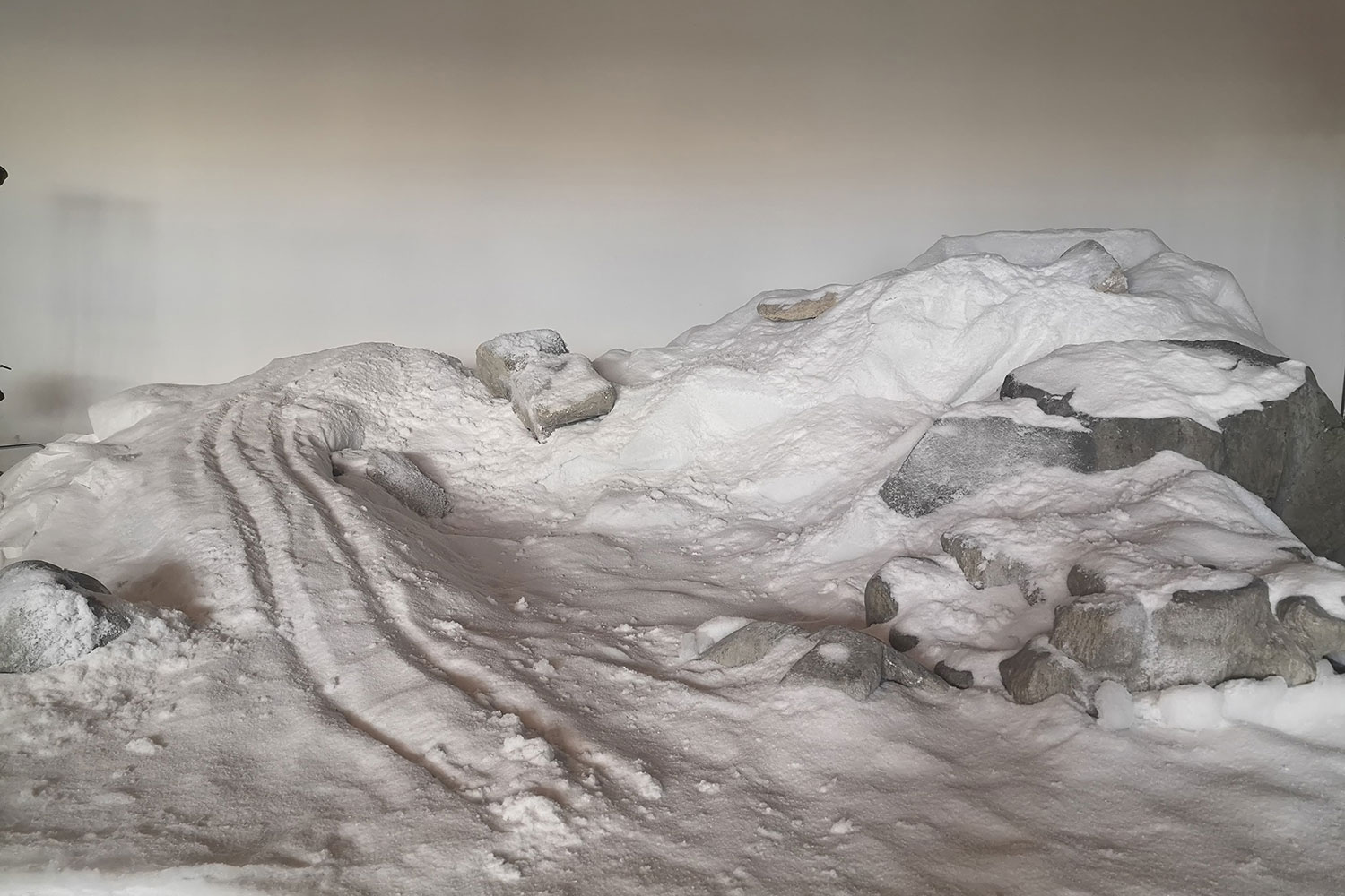 Il s’agit d’un paysage composé de neige et de roche qui apparaîtra sans doute à l’écran en beaucoup plus impressionnant © Gaston PORTEJOIE