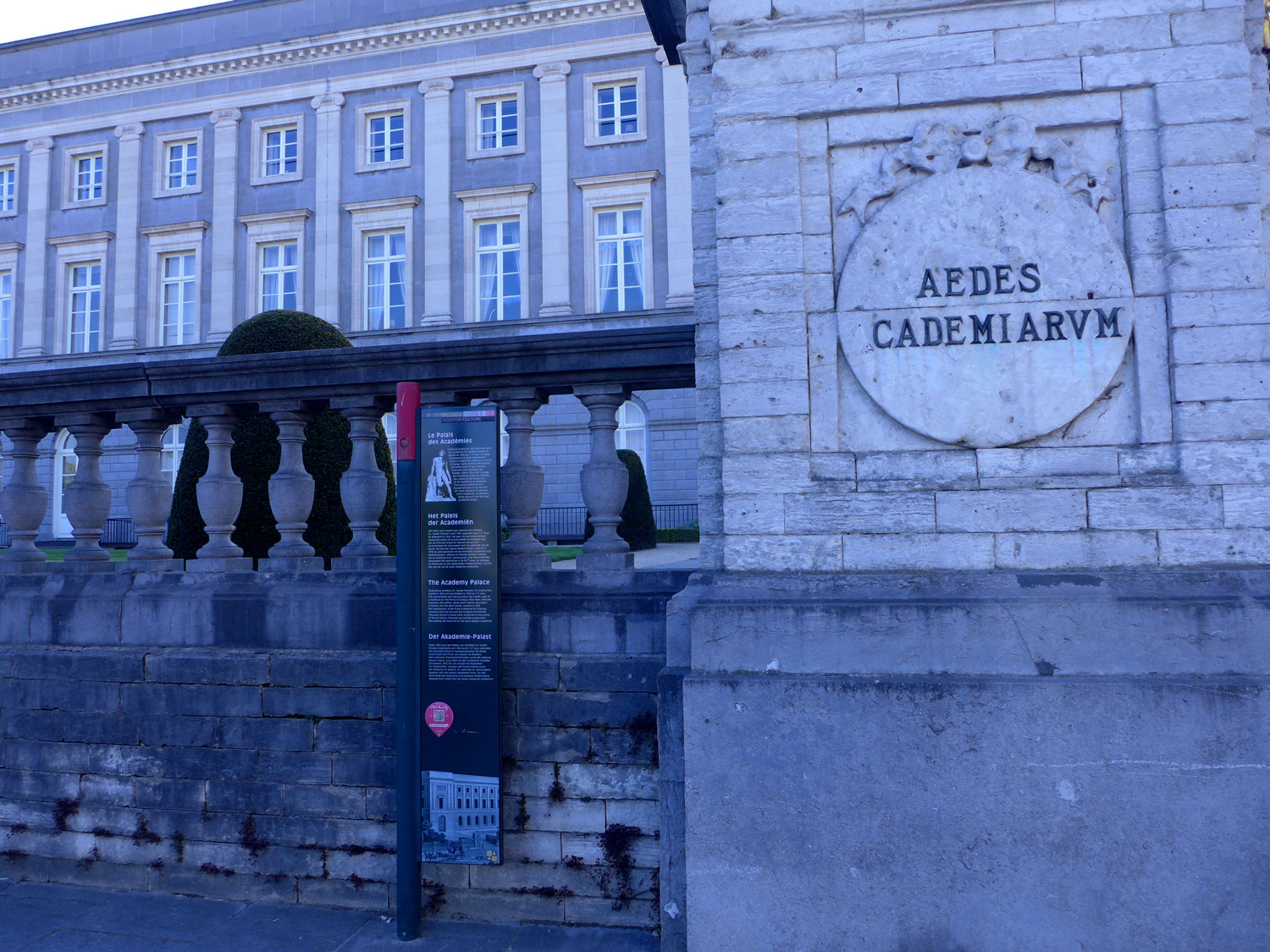 A l’entrée du Palais des Académies.