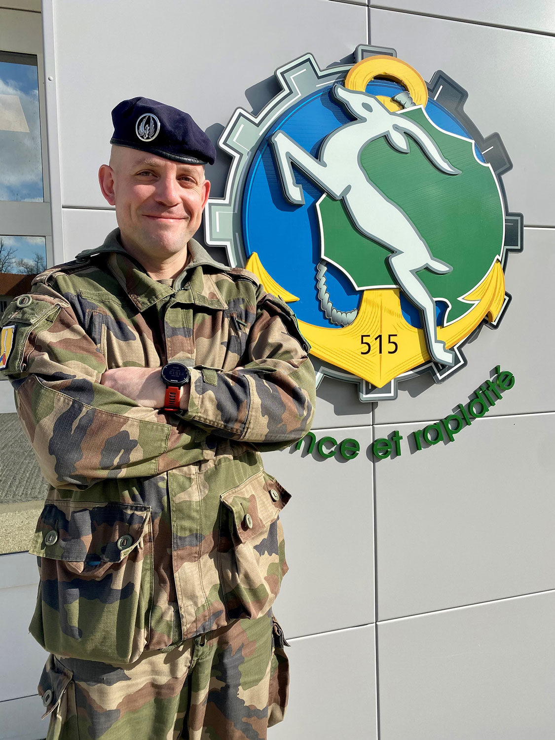 Portrait du Lieutenant Anthony, chef de peloton. Derrière lui, nous pouvons apercevoir l’insigne du régiment, avec une gazelle blanche, et sa devise « Élégance et rapidité » © Lieutenante Stéphanie