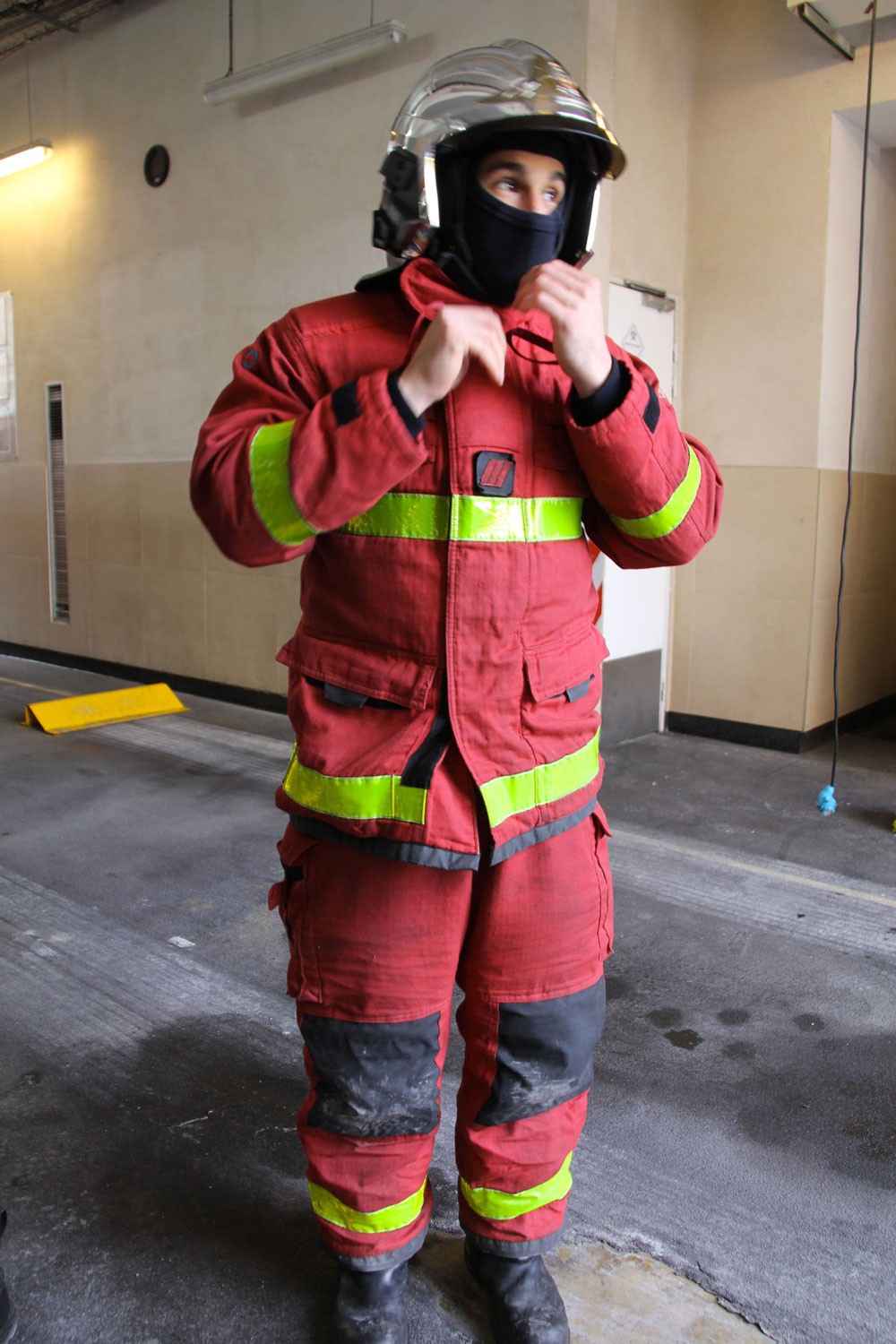 À l’intérieur de l’uniforme, une couche d’air permet de limiter les effets de la chaleur. Une cagoule, un casque, des gants, un masque, tout est calculé pour résister le plus longtemps à la chaleur © Globe Reporters