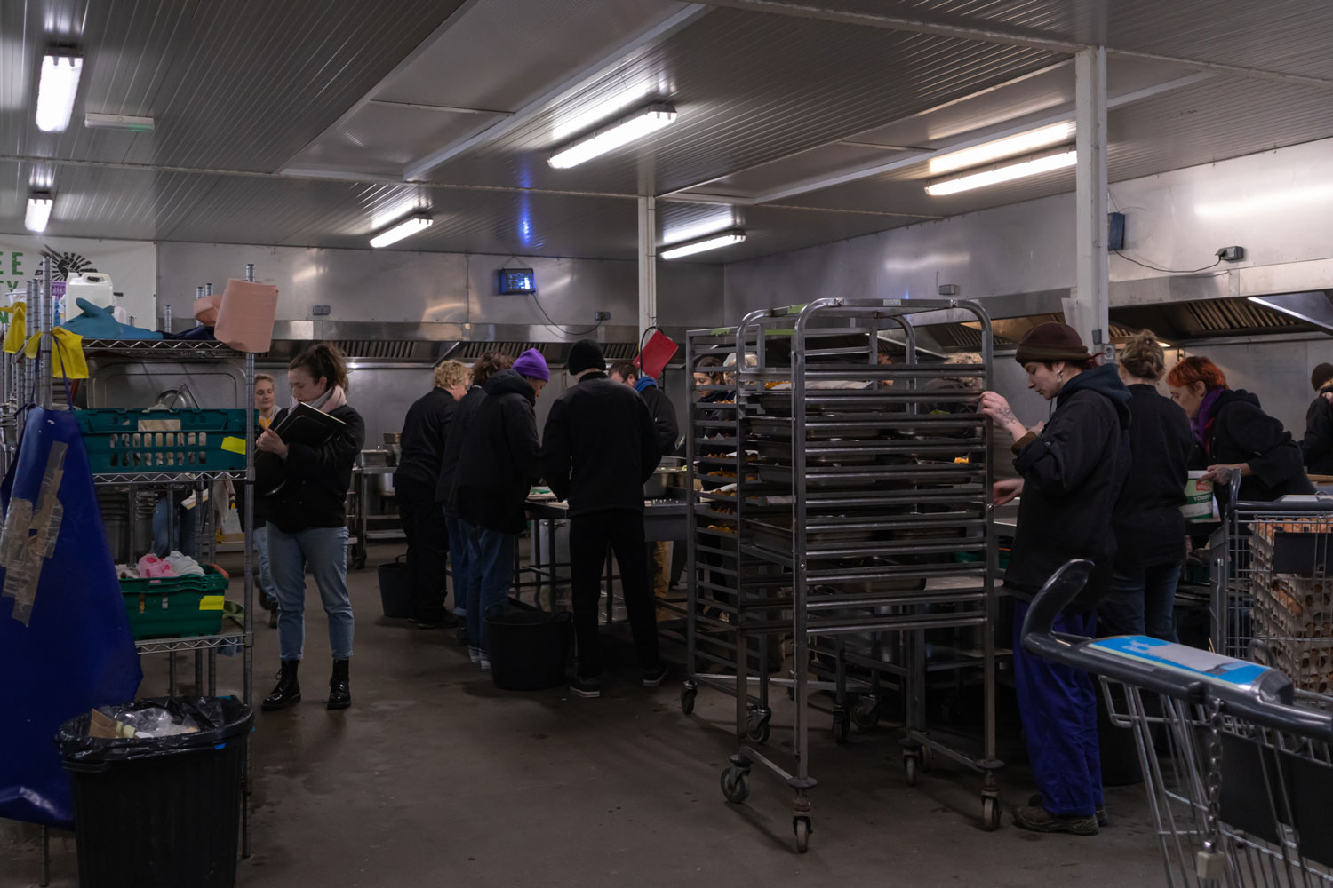 L’association Refugee Community Kitchen prépare chaque jour des repas chauds pour les migrants. 