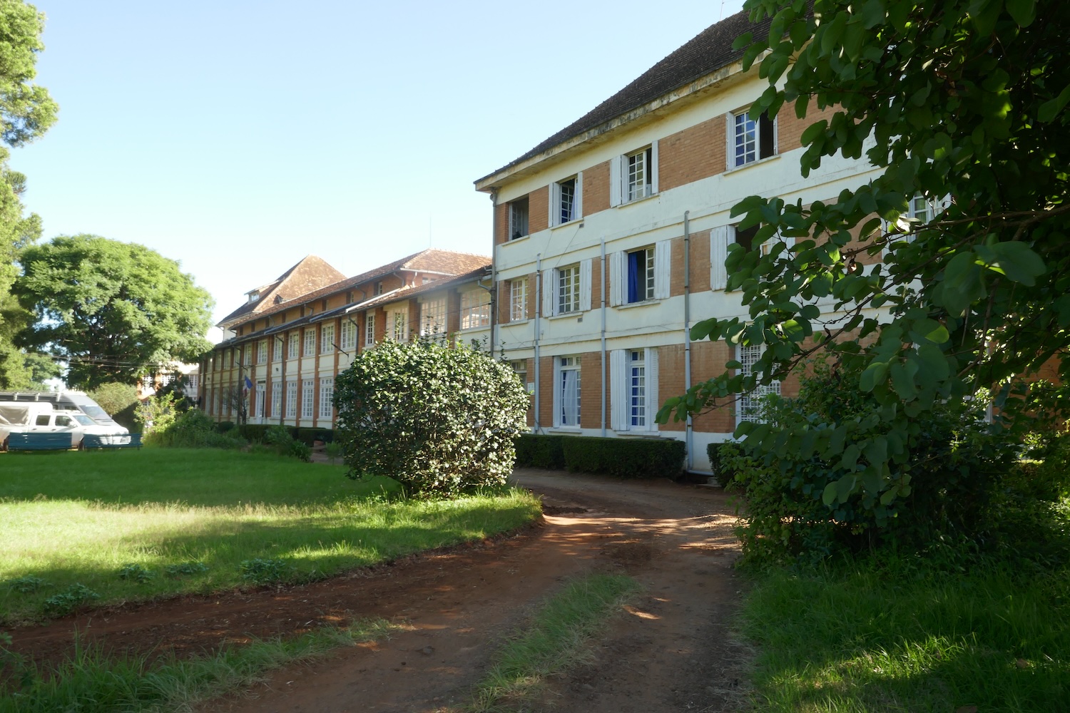 Le bureau de DP-SPAD est situé dans la Résidence des Hauts Plateaux. C’est un beau bâtiment avec un grand jardin qui fait hôtel, qui héberge des personnes retraitées et des sièges d’organisations de la société civile © Globe Reporters 