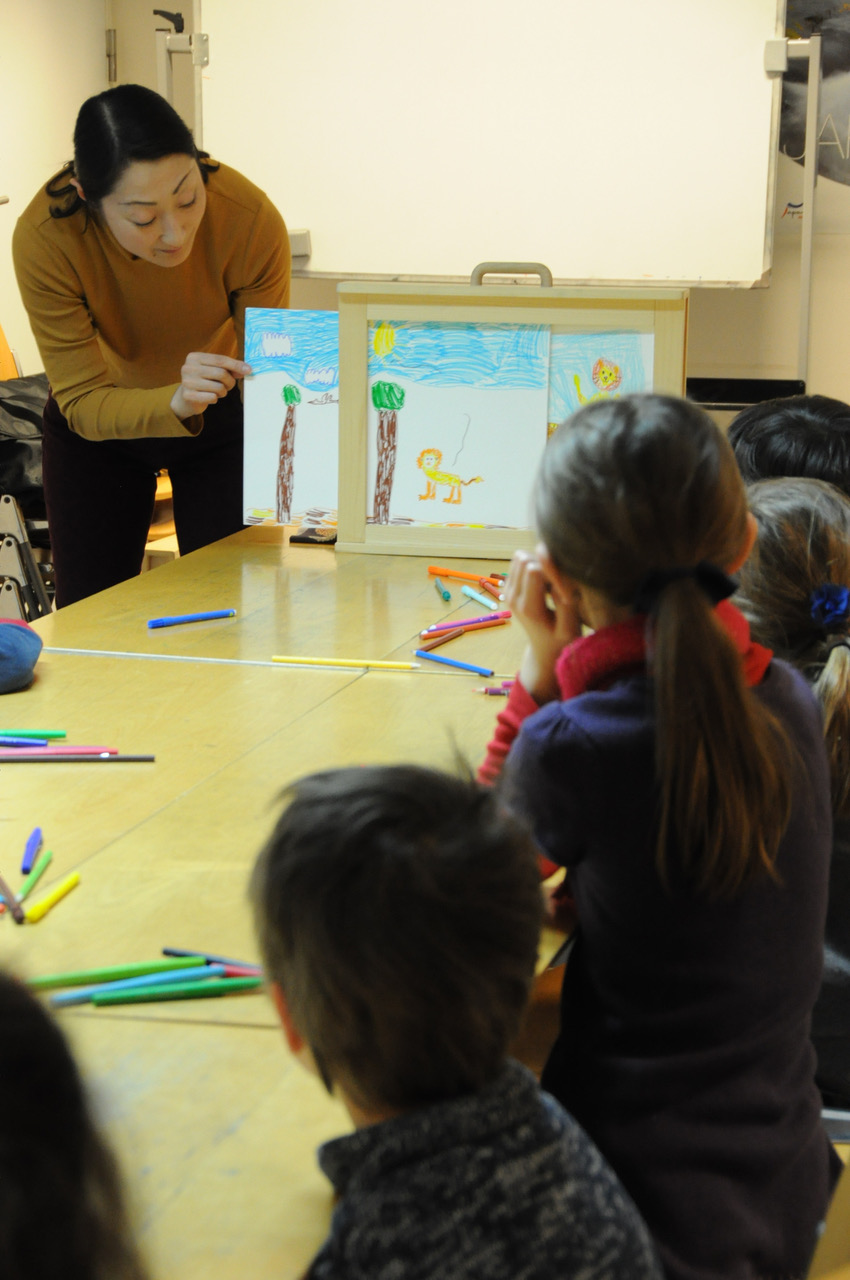 Hiromi ASAÏ organise aussi des ateliers kamishibaï dans des écoles, des prisons ou, comme ici, à la Maison de la Culture du Japon à Paris © C.Kaguya