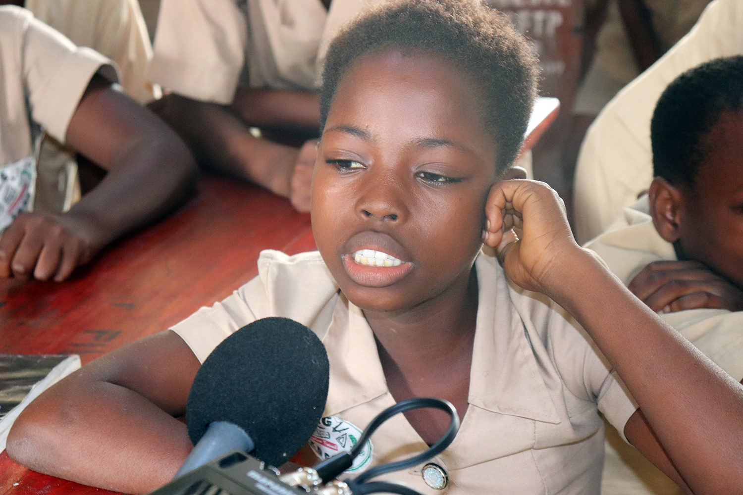 Rose DIANO vit dans le quartier de Zogbo et vient à pied tous les jours au collège. 