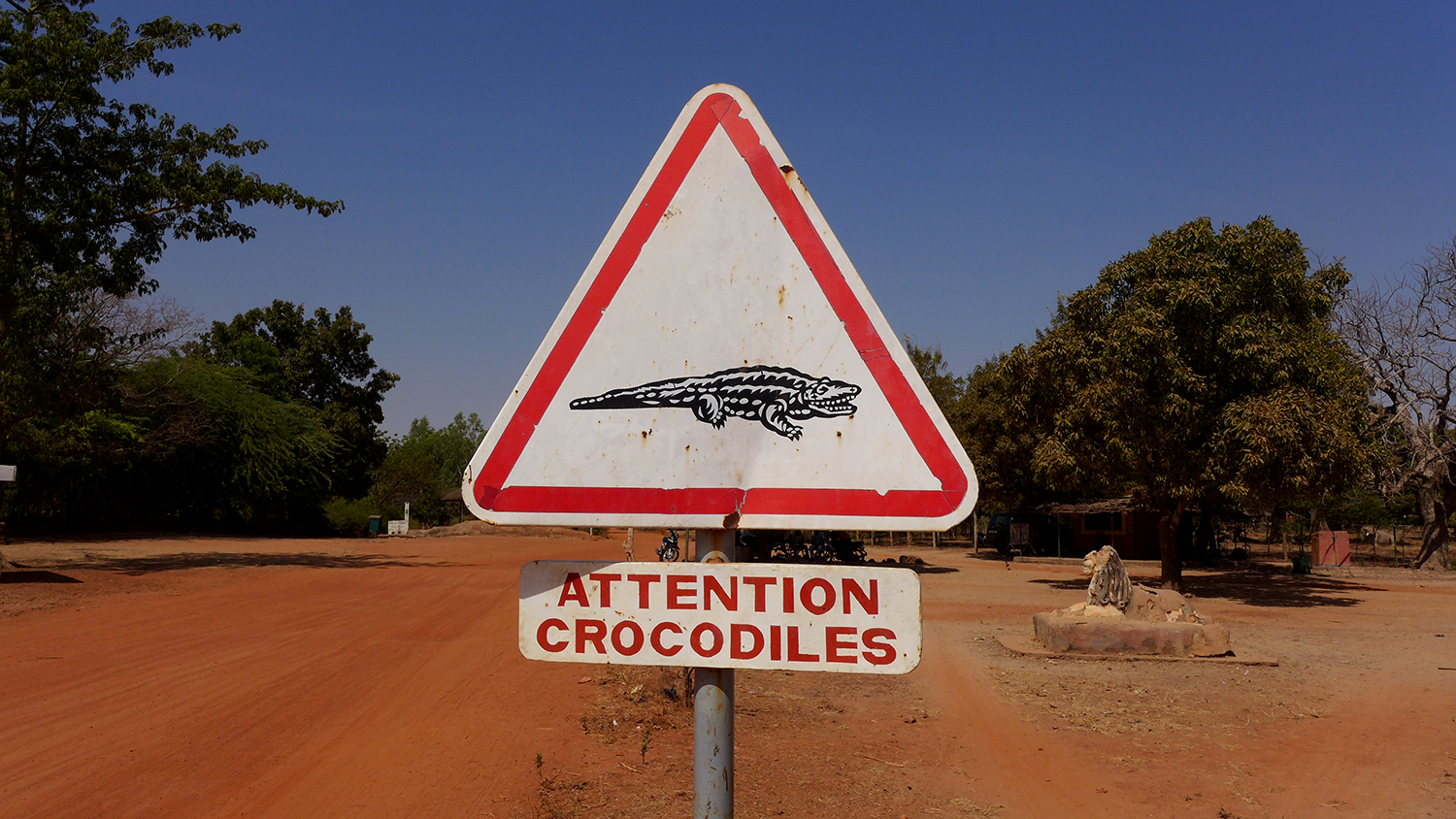 Panneau à l’entrée du village de Bazoulé. 