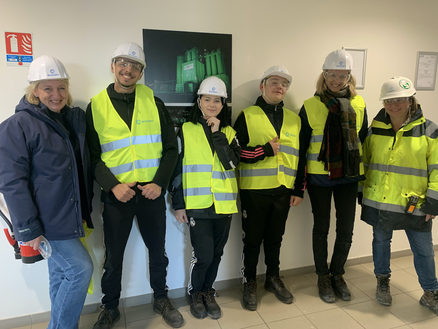 Après l’interview, place à la visite de l’usine. Pour ce faire, il faut enfiler un casque, un gilet jaune, des lunettes de protection et des chaussures de sécurité. © Globe Reporters