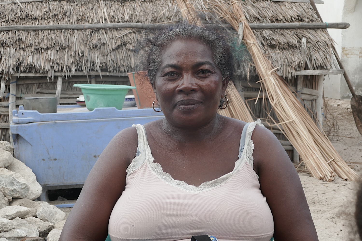 Marie-Madeleine aime parler avec ses amies © Globe Reporters