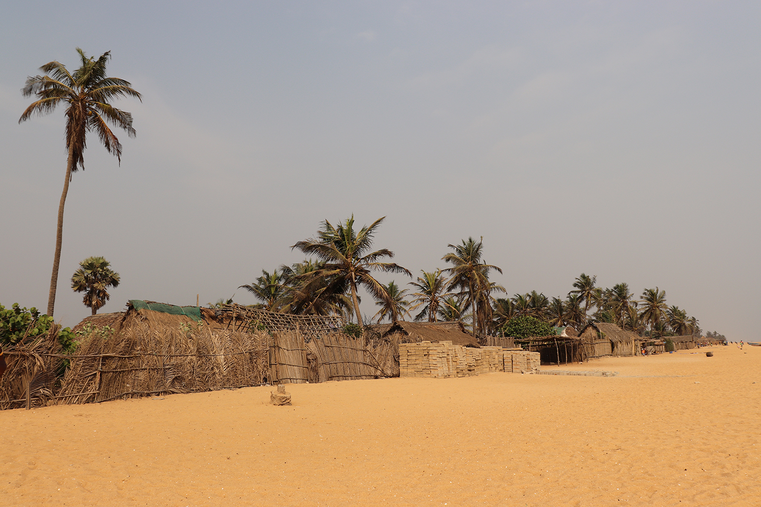 Nous sommes sur la plage et ce sont les maisons de pêcheurs vues depuis la mer. 