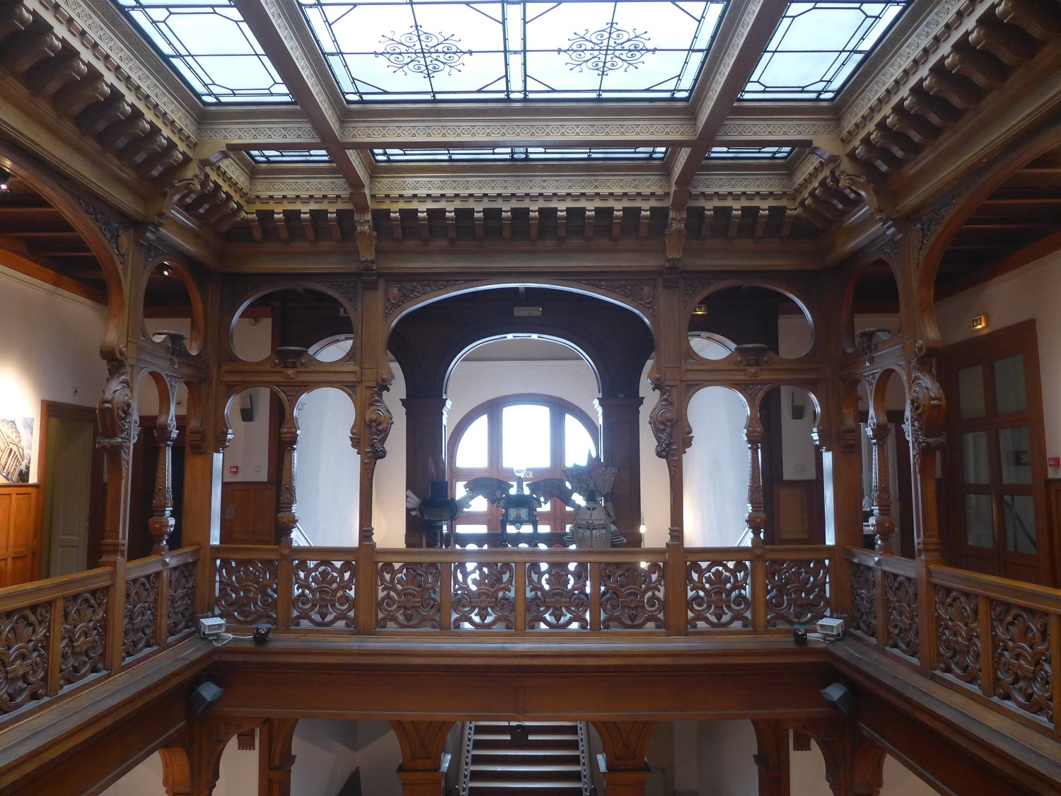 A l’intérieur, il y a une magnifique galerie centrale, toute en bois sculpté.