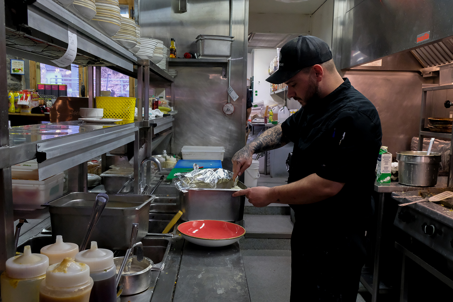 Après l’interview, le chef propose de faire découvrir trois plats emblématiques du restaurant : la poutine, la tourte et le pâté chinois © Globe Reporters