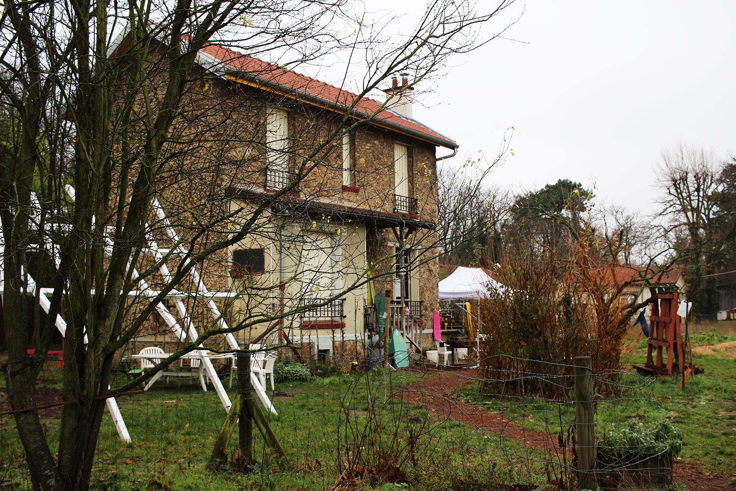 La maison qui sert de lieu collectif à Muriel et aux bénévoles. Il s’agit d’une ancienne maison qui servait auparavant aux gardiens du parc et à leurs familles © Globe Reporters