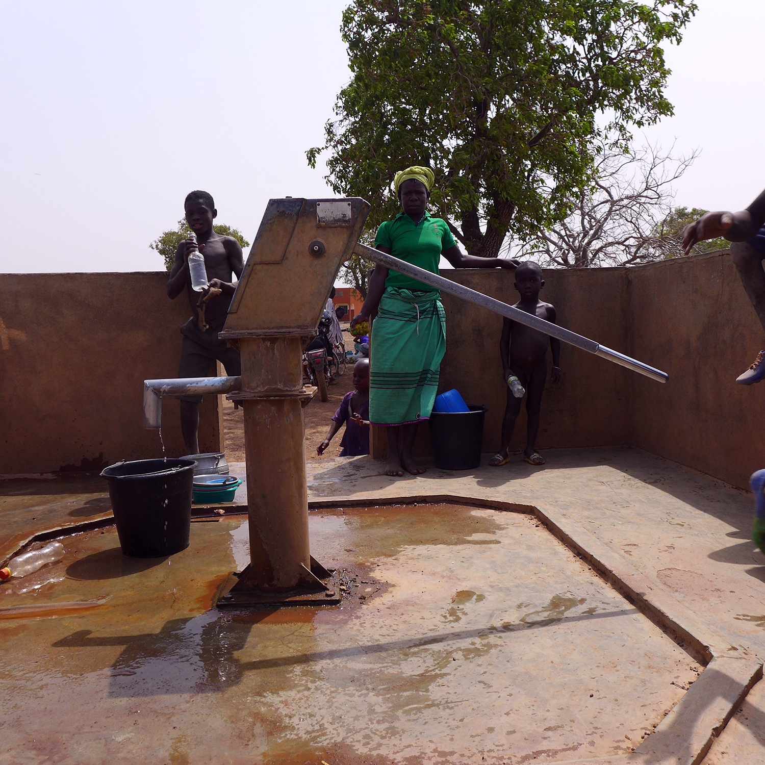 C’est le plus souvent les femmes et les enfants qui sont de corvée d’eau. 