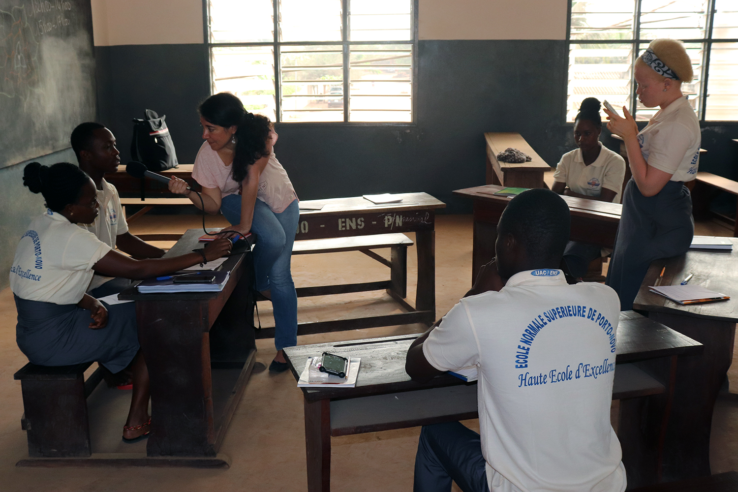 Une fois les sujets des interviews et les questionnaires repartis, les enregistrements commencent. Certains répondent pendant que d’autres prennent des photos. 