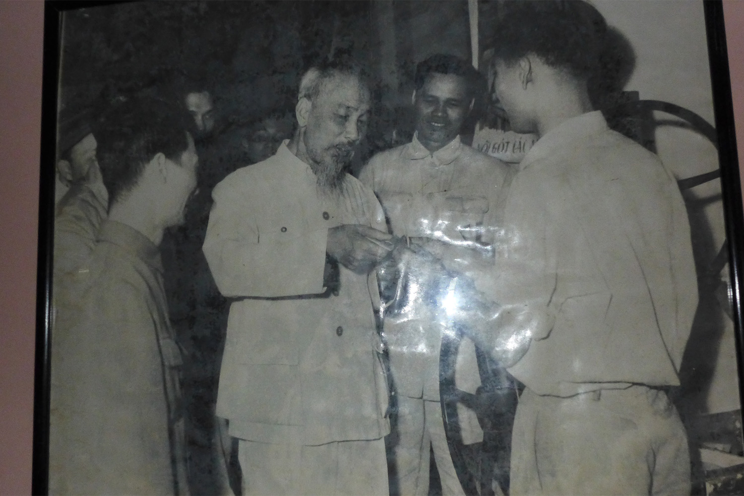 Visite de la salle des souvenirs, sorte de musée de l’école. Ici, une photo de Ho Chi Minh, en visite dans l’établissement scolaire. 