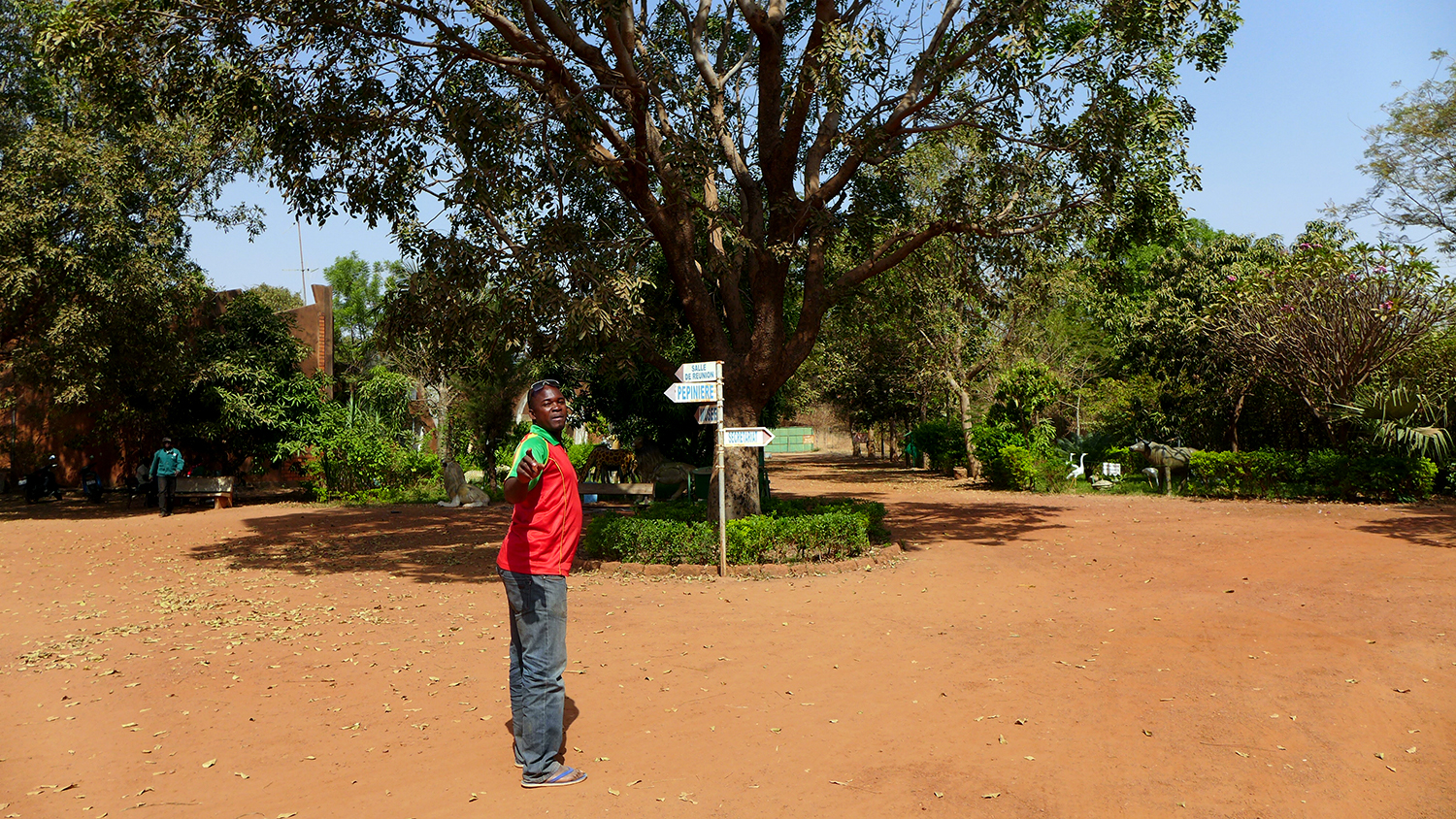 De temps en temps, Soumaila demande en langue moré des indications et Tatiana reste aux commandes de la moto. Ici  Soumaila, au Parc Wangr Weoogo avant l’interview avec le directeur © Globe Reporters