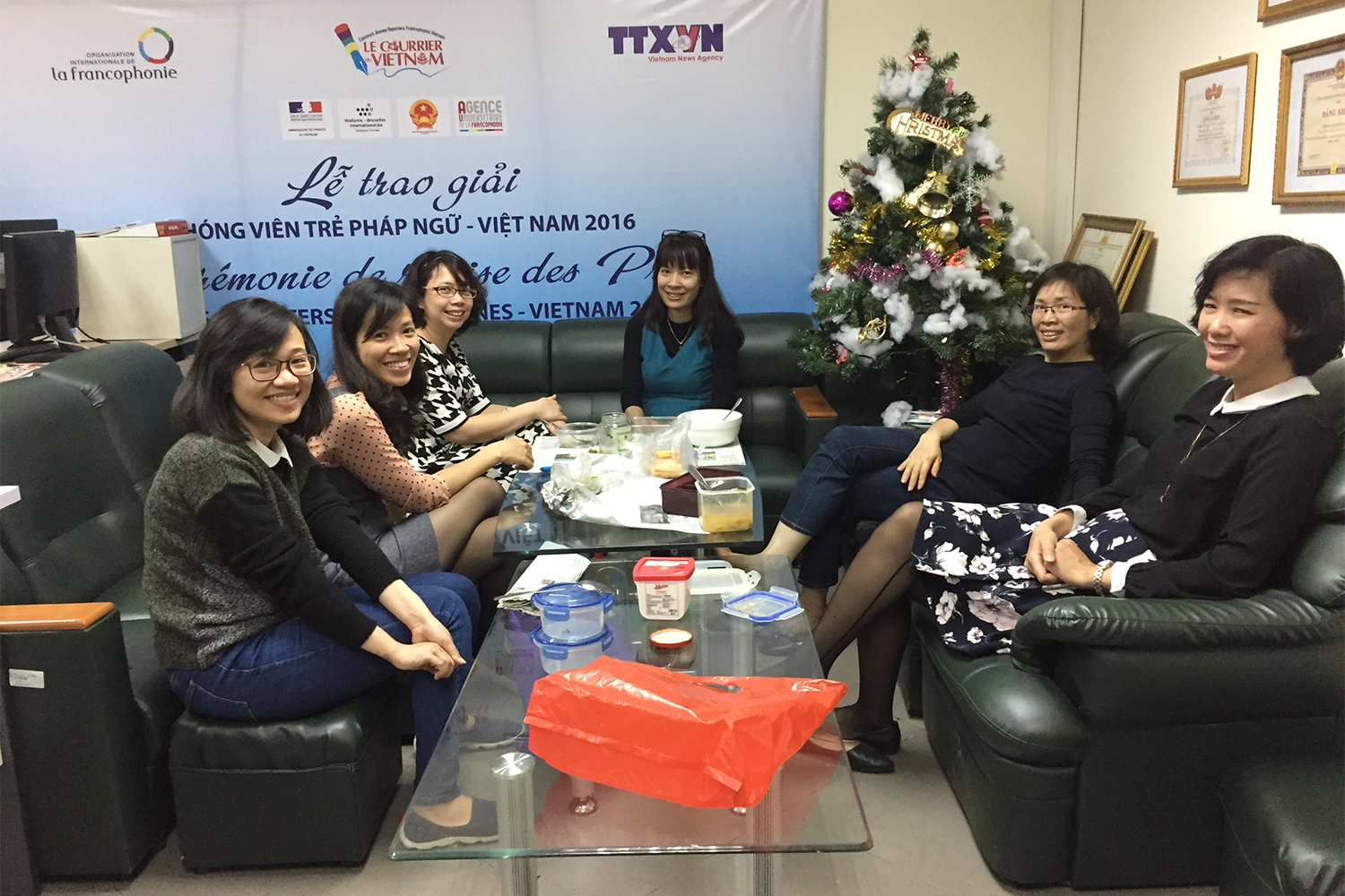 Les journalistes vietnamiennes en pause déjeuner.