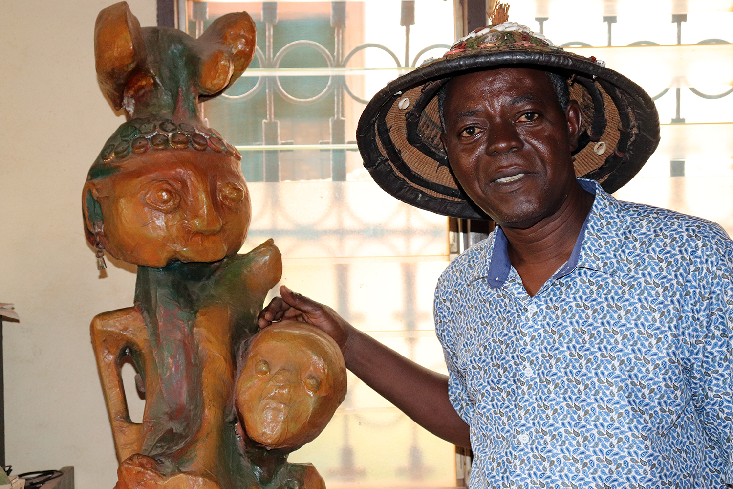 Julien DEGAN pose à côté d’une de ses sculptures préférées, la maternité. 