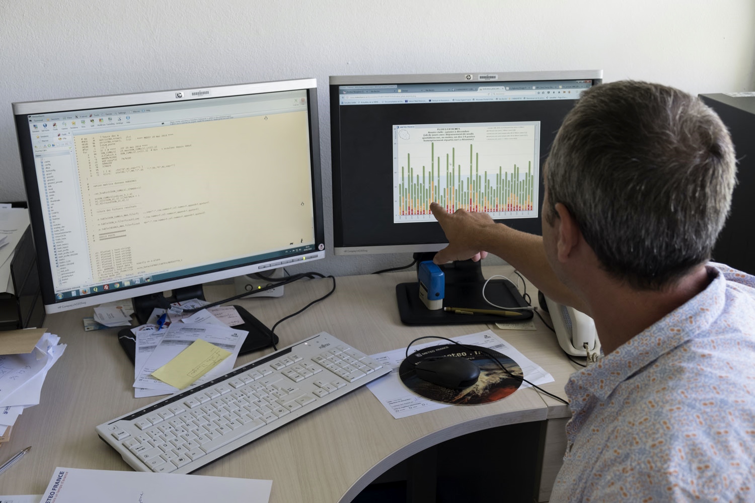 A son bureau, François BONNARDOT explique un graphique sur les précipitations. Il montre que les années 2000 ont été particulièrement pluvieuses. Vous pouvez retrouver ces infographies sur le site de Météo France Réunion, dans la rubrique Climat. 