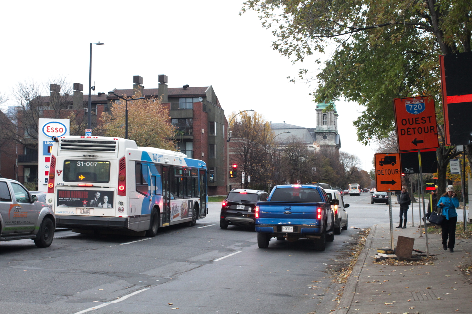 Paysage urbain à la sortie du bus 747, entre l’aéroport et le métro Lionel-Groulx © Globe Reporters