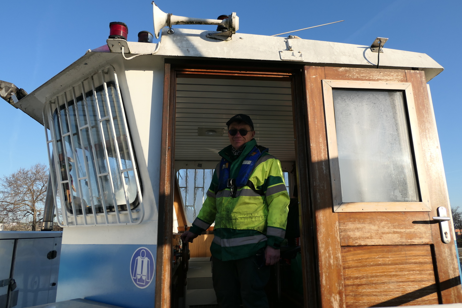 Océane rencontre Fabrice, le pilote de l’Acoupa, l’un des quatre bateaux qui ramasse les déchets flottants à la surface des canaux de Paris © Globe Reporters