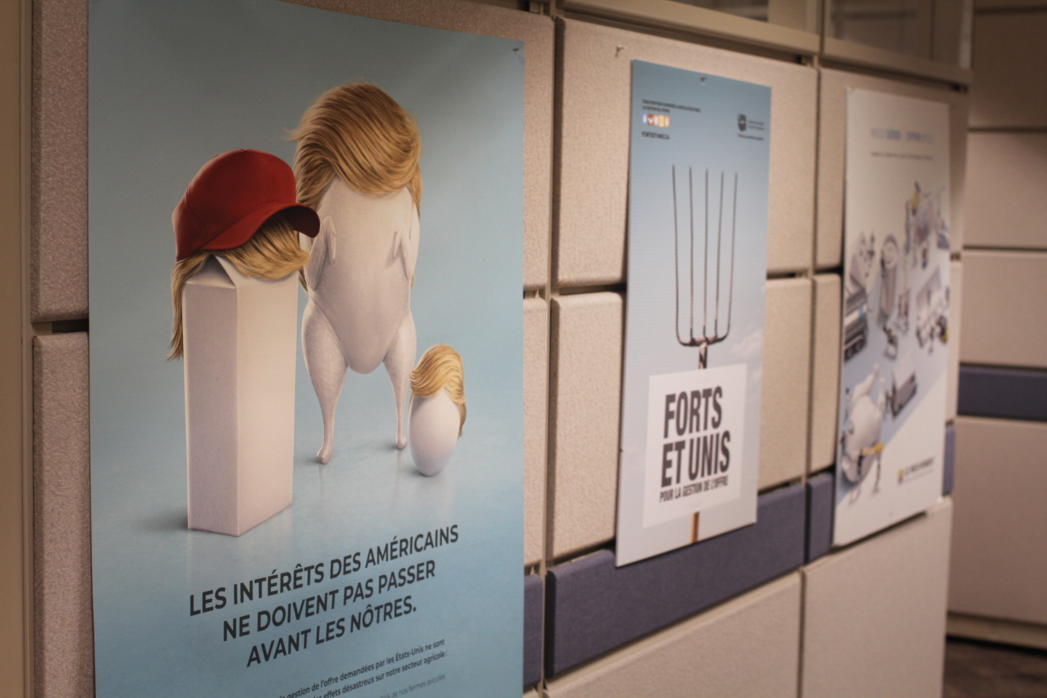 Affiches de campagne dans les bureaux.