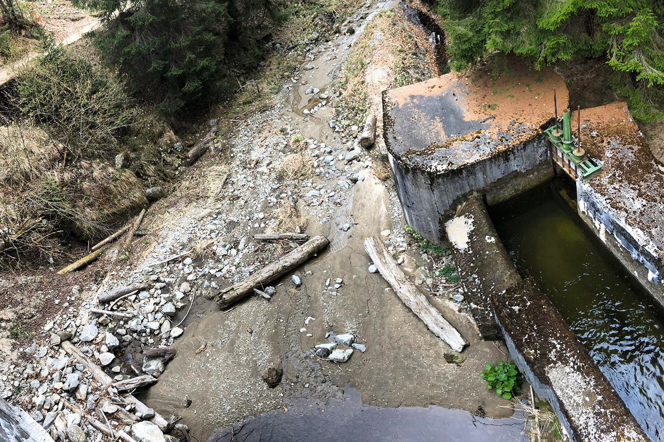 Une partie de la rivière à sec à cause d’un barrage hydroélectrique © Alex GAVAN Foundation