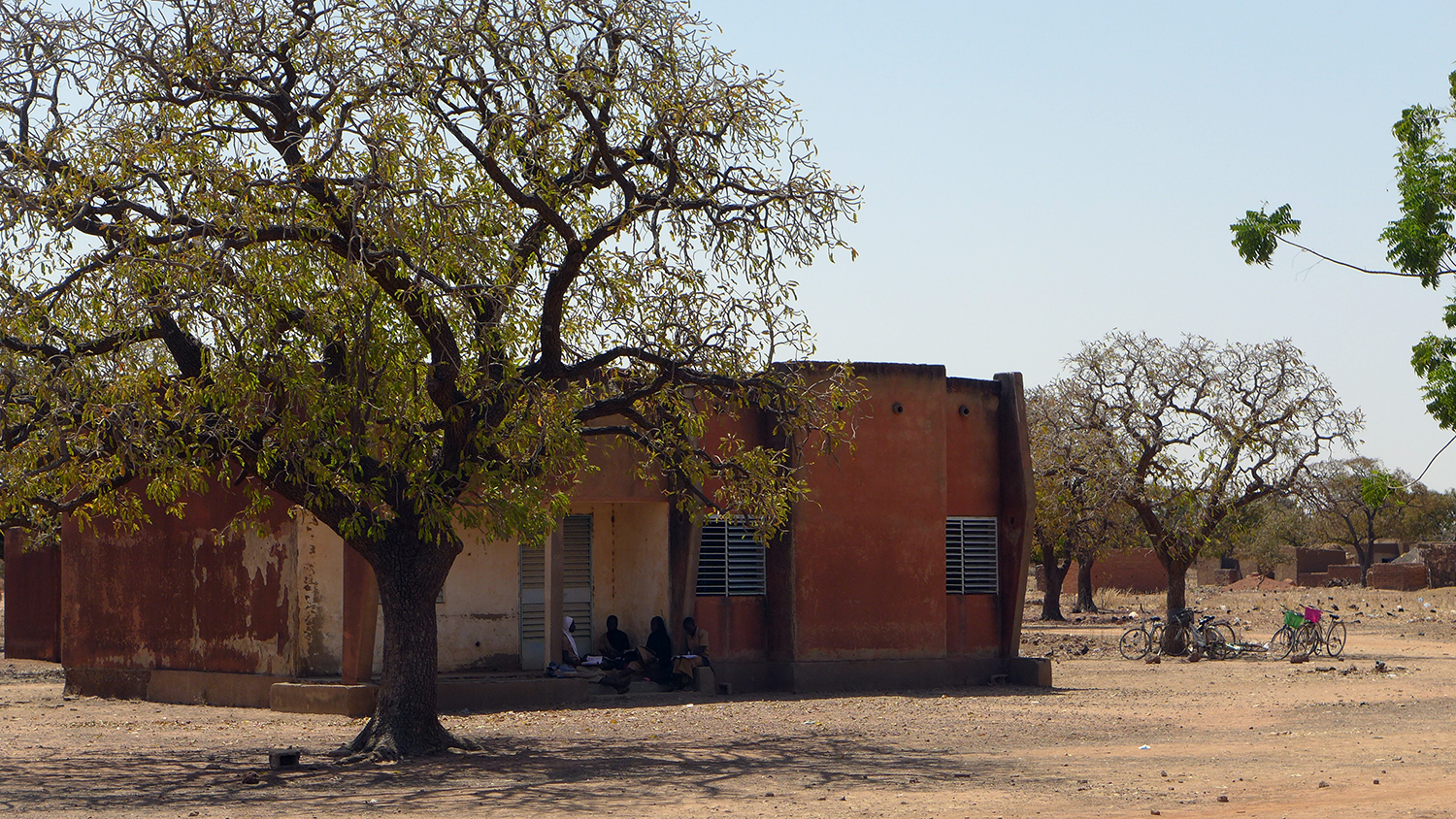 Des étudiantes font leurs devoirs à l’ombre d’un des bâtiments de l’administration du Lycée. 