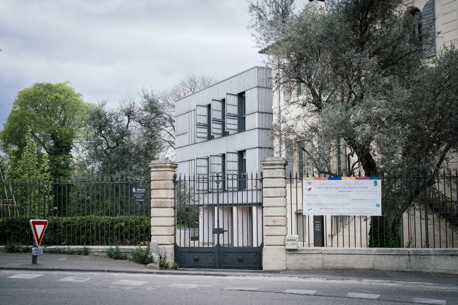 Notre correspondante réussit enfin à trouver la Maison du Parc naturel régional des Alpilles, où elle a rendez-vous, au coeur du magnifique village provençal de Saint-Rémy-de-Provence © Globe Reporters