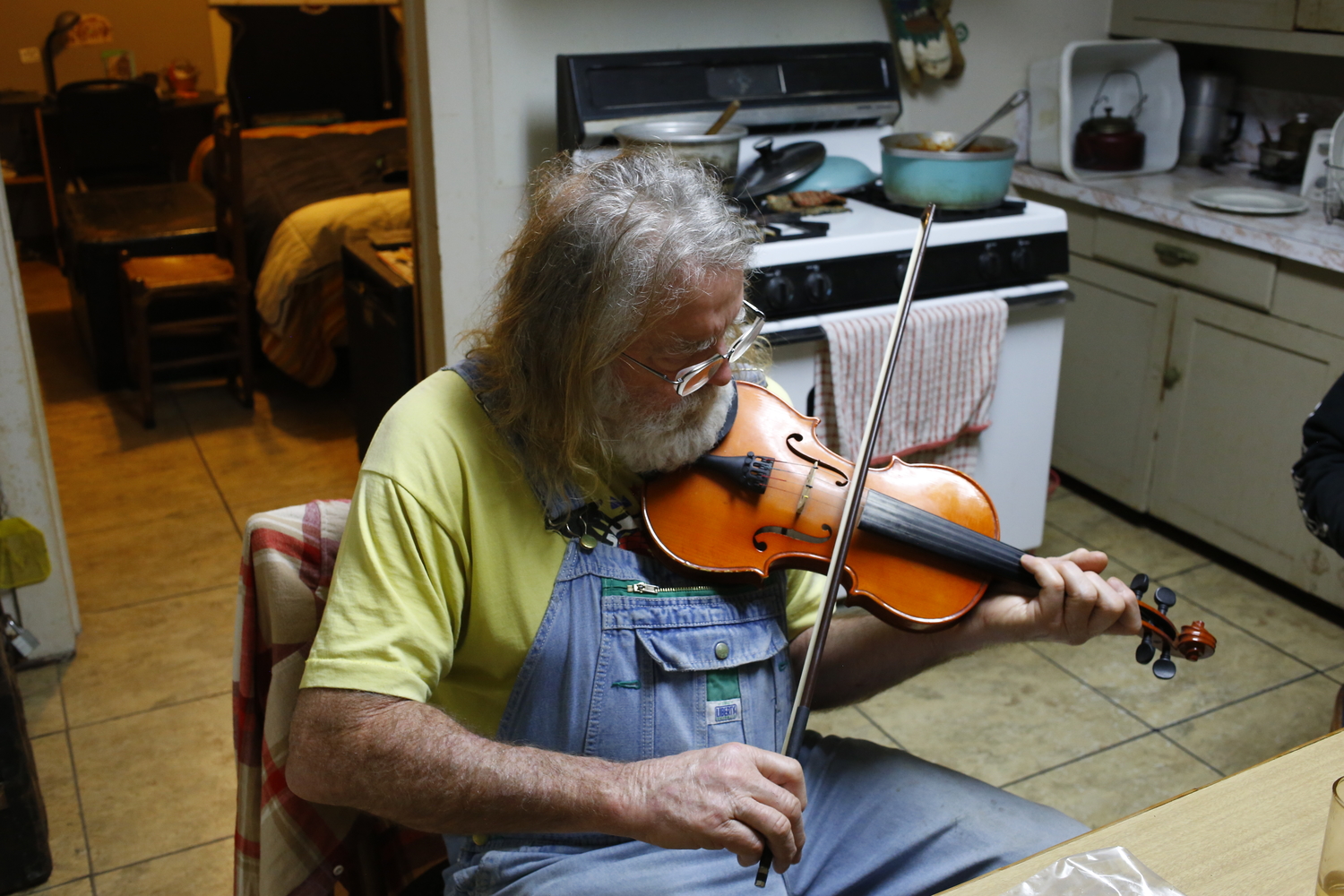 Après l’interview, Bobby se lance dans une jam avec les deux autres musiciens © Globe Reporters