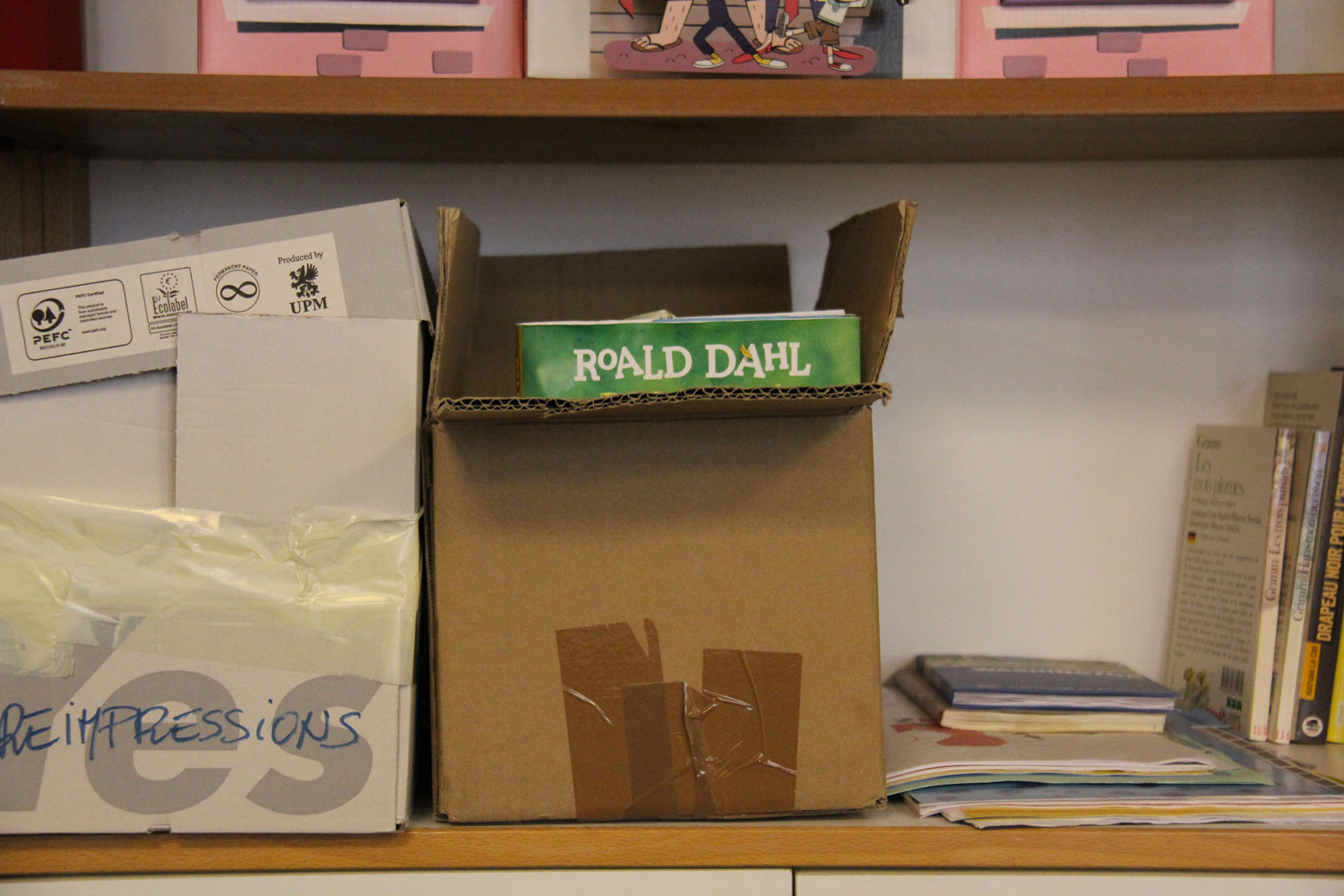 Roald Dahl se cache dans un carton © Globe Reporters