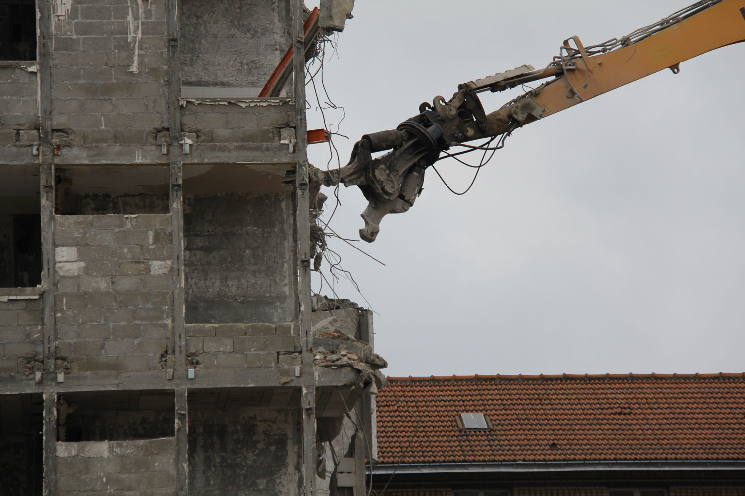 La pince de la grue réduit le bâtiment en miettes © Globe Reporters 