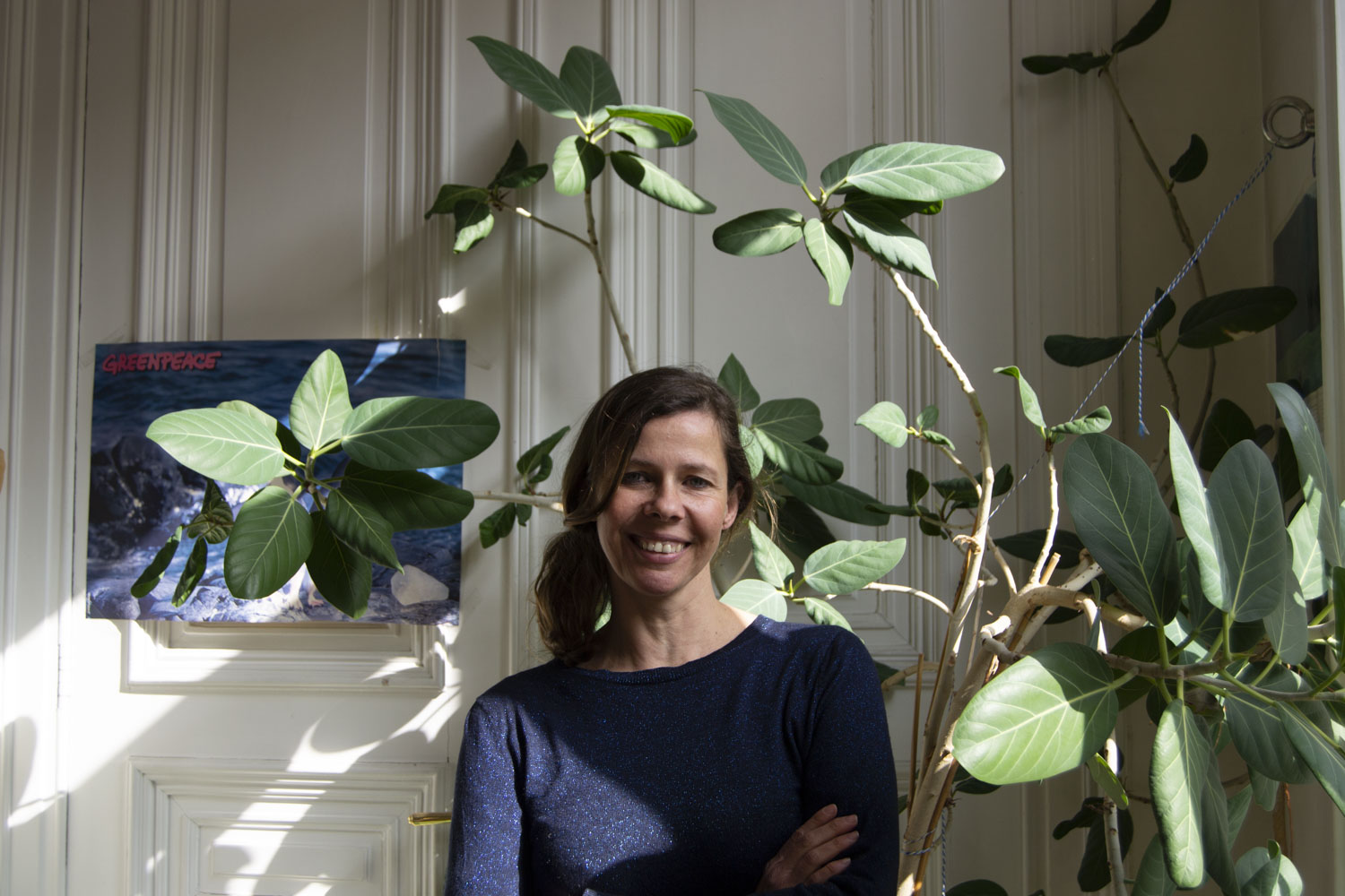 Carine THIBAUT dans son bureau © Globe Reporters