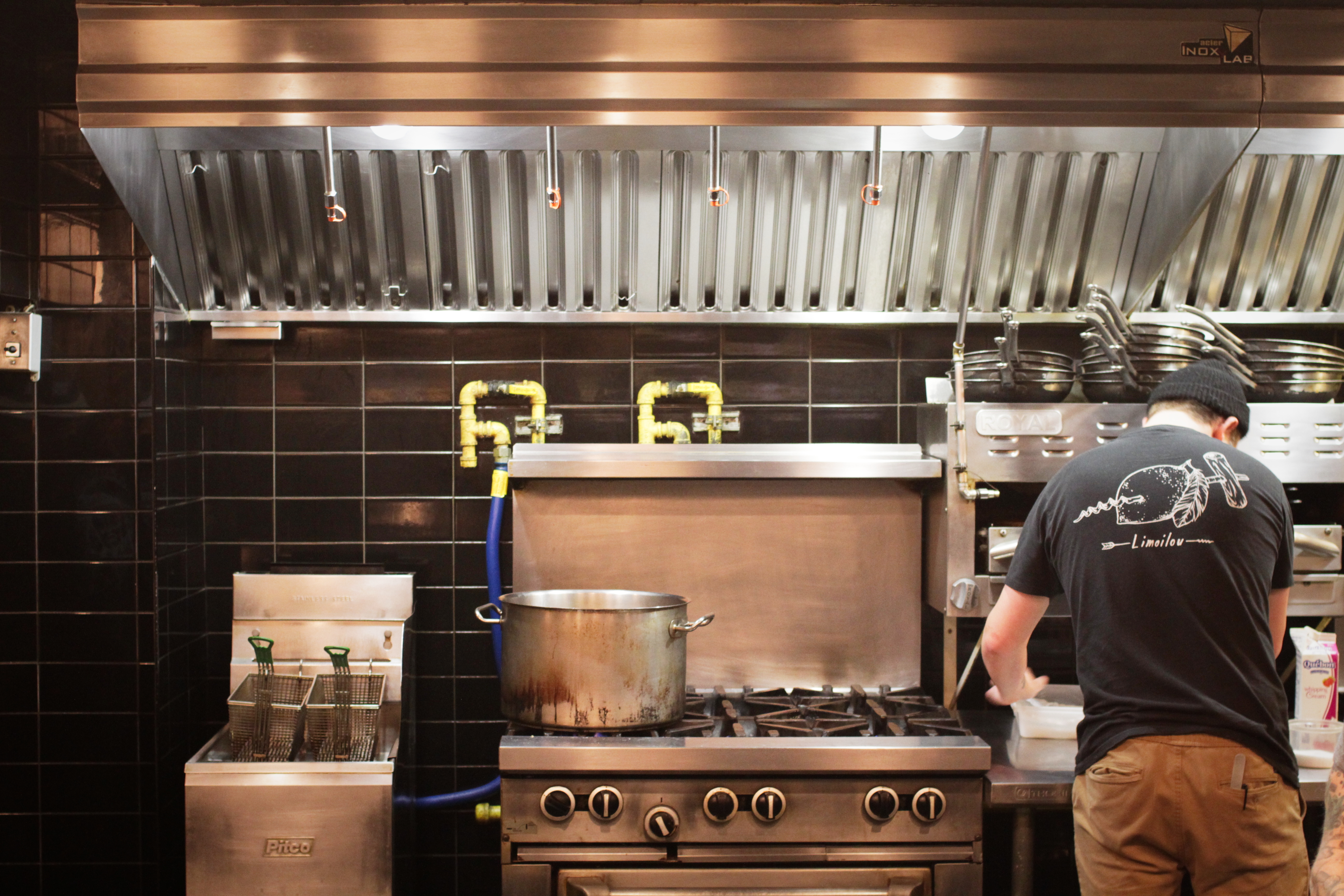 Vue sur la cuisine.