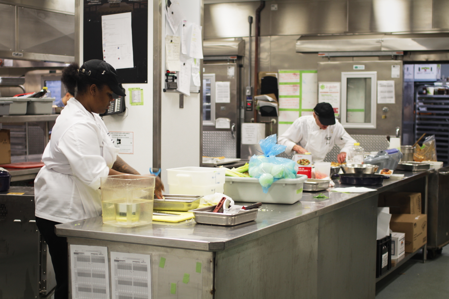 Des cuisiniers s’affairent dans la cuisine.