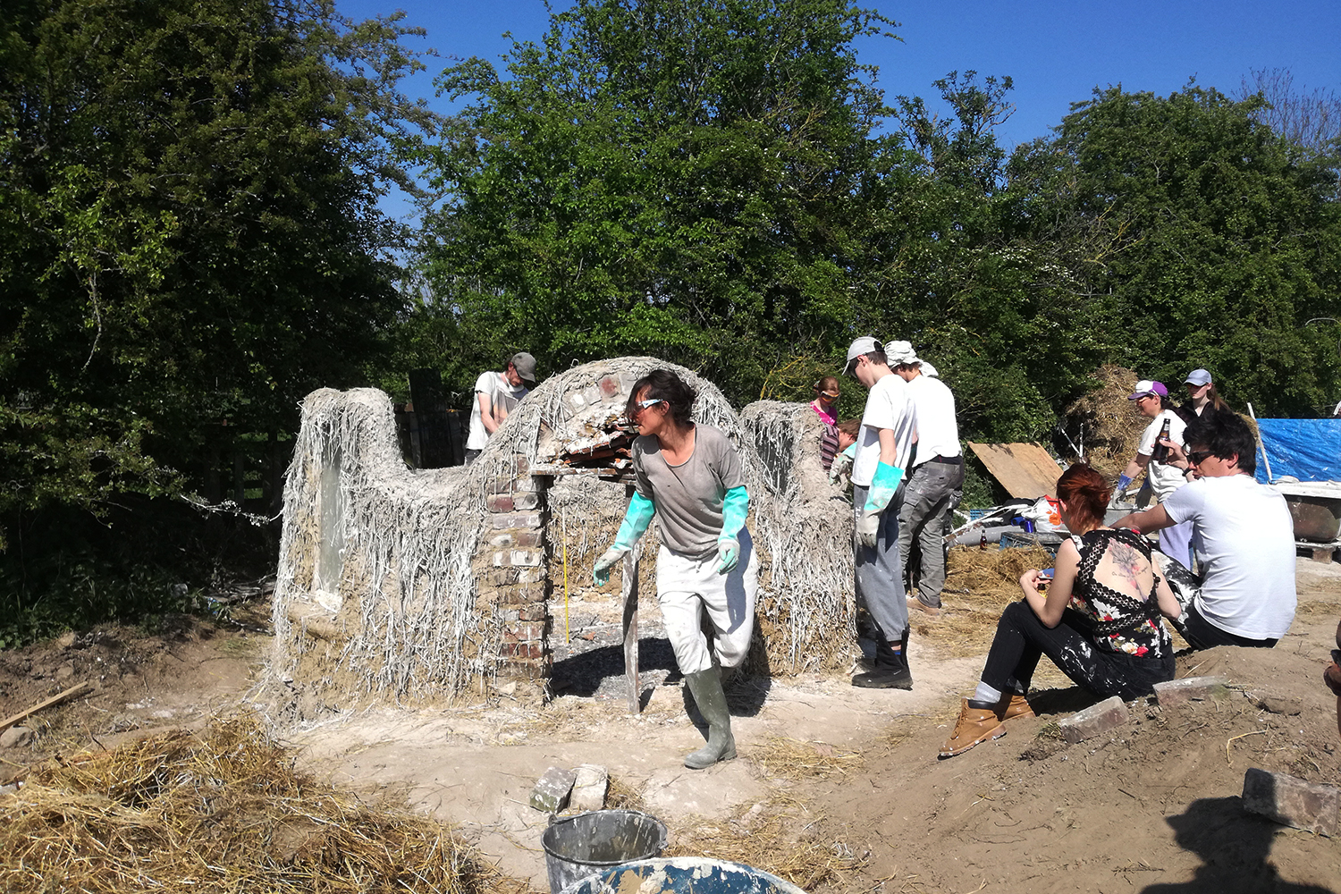 Dominique envoie à Sidonie des photos de la construction de la kerterre à Amiens à l’été 2019 © Cultivons Malin