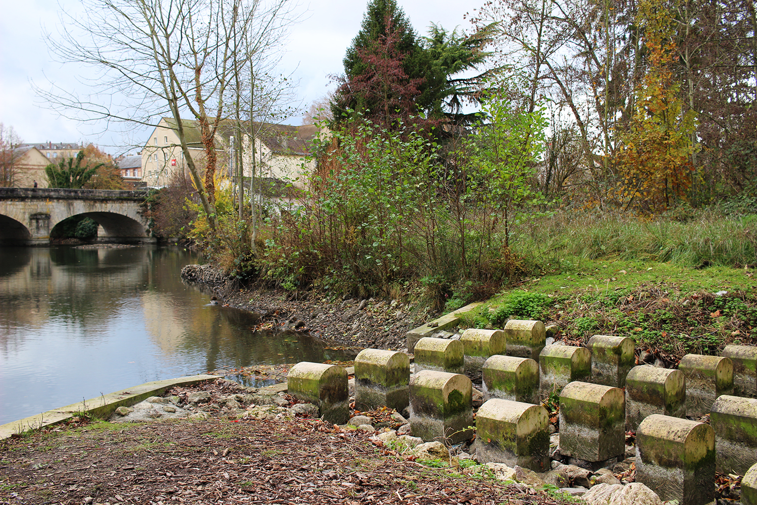 À côté du vannage, cette installation, qui rappelle la forme de bornes kilométriques, permet aux poisons de remonter le cours de la rivière ou de le descendre, sans être bloquée par le barrage © Globe Reporters