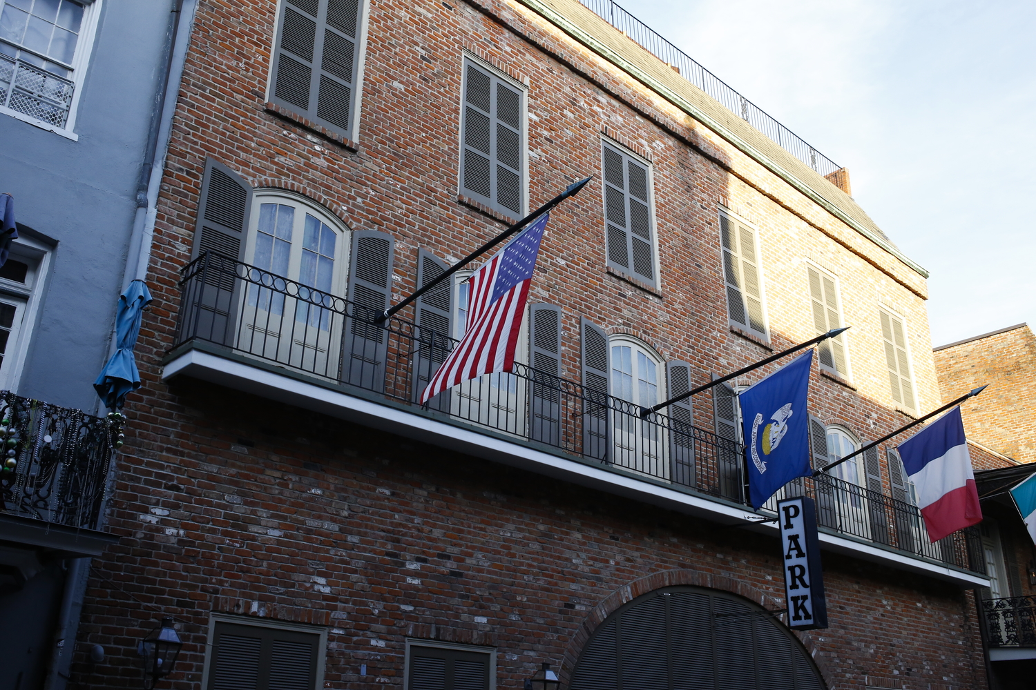 Le drapeau des États-Unis, de la Louisiane et de la France © Globe Reporters