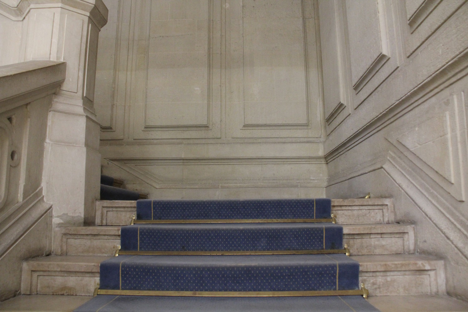 L’escalier en pierre est recouvert d’une moquette bleue : cela permet de faire moins de bruit et de ne pas glisser © Globe Reporters